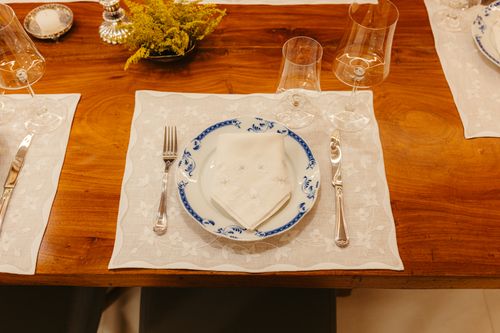 Free A beautiful table setting with elegant blue and white dinnerware on a wooden table. Stock Photo
