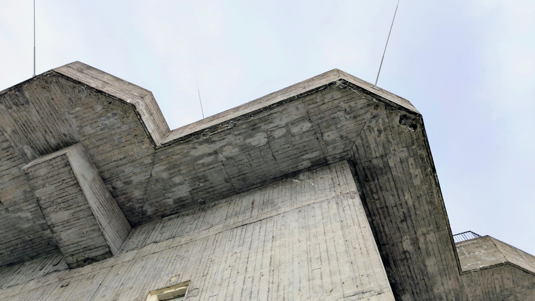 Enorme bunker di cemento ad Amburgo con un'architettura distintiva visto dal basso.