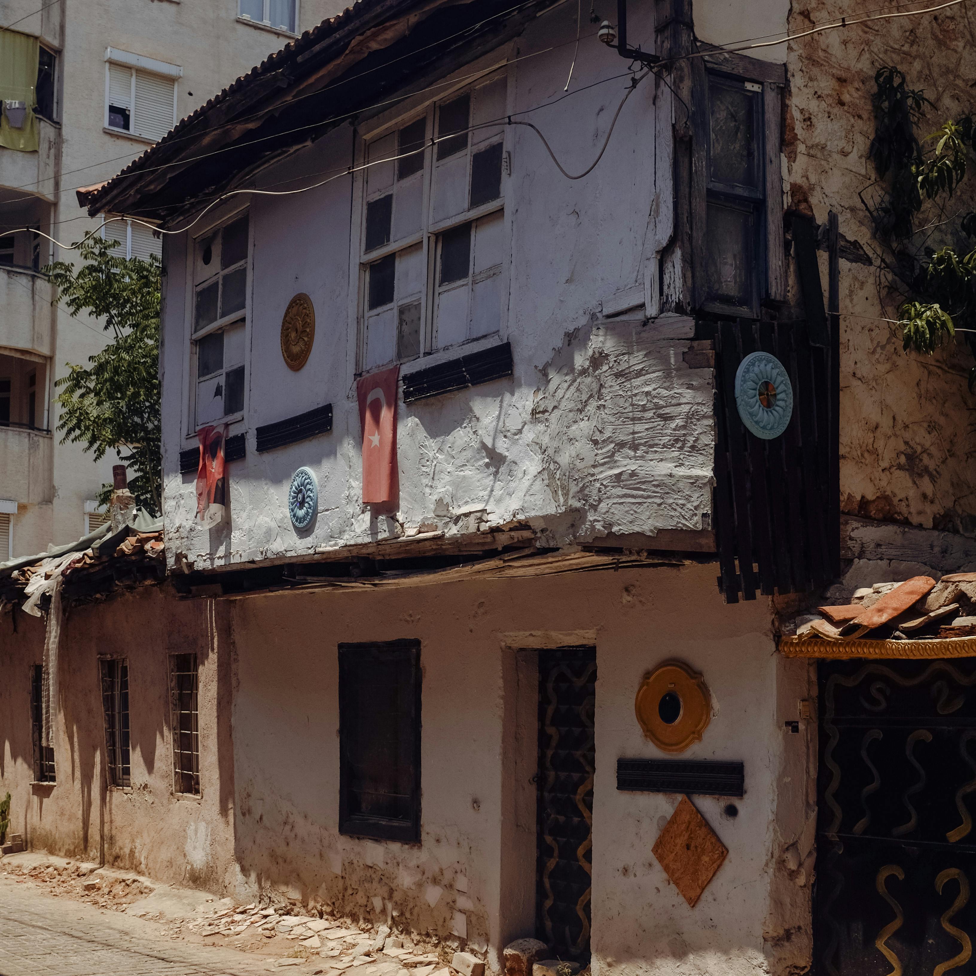 Gratuit Un bâtiment ancien avec des décorations éclectiques et une texture patinée dans un cadre urbain ensoleillé. Photos