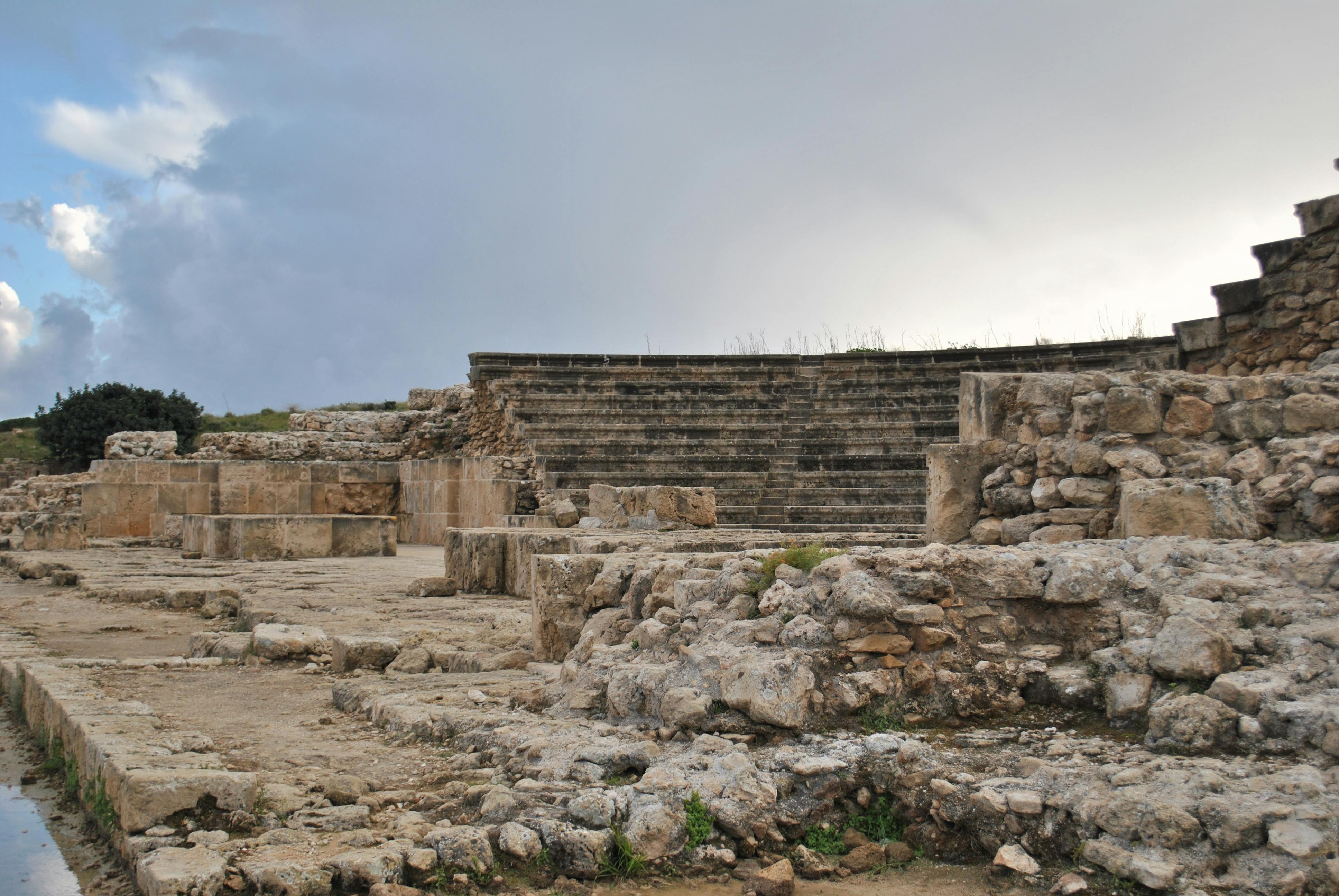Ücretsiz Tarihi mimariyi açık havada sergileyen, etkileyici gökyüzü manzaralarına sahip antik Roma amfi tiyatrosu kalıntılarını keşfedin. Stok Fotoğraflar