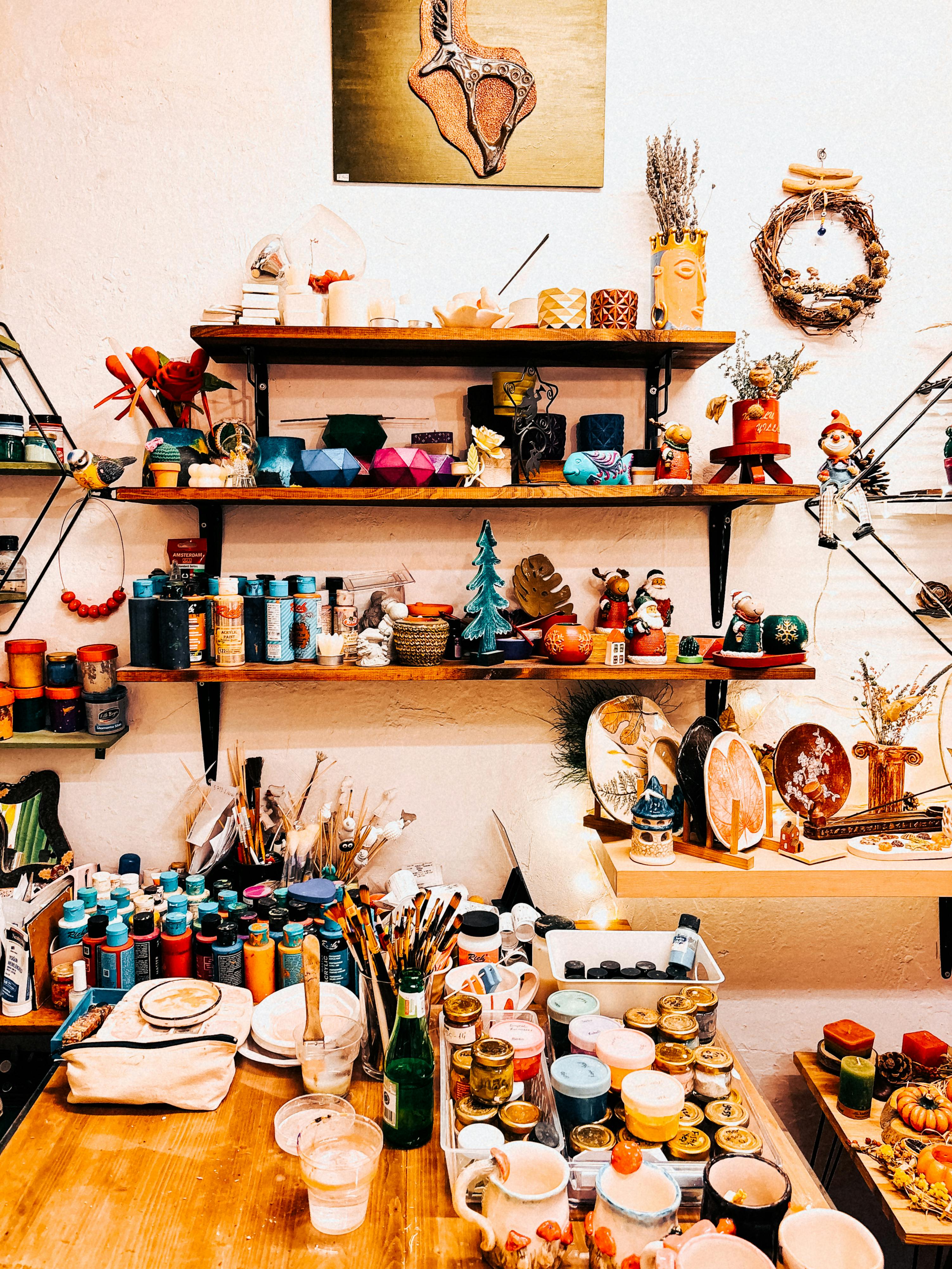 Ücretsiz Resim malzemeleri ve el sanatları ile dolu renkli sanat stüdyosu. Stok Fotoğraflar