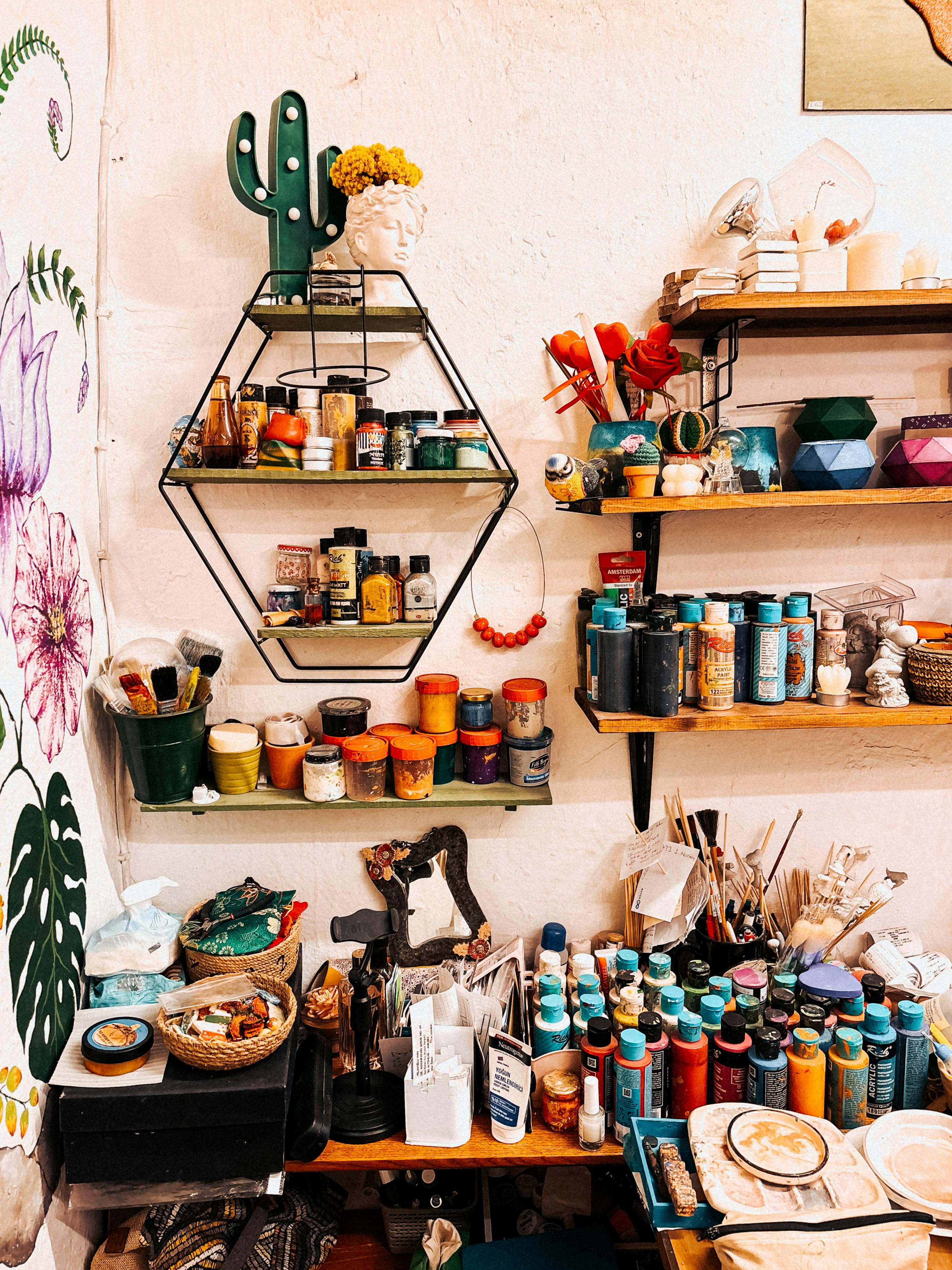 Ücretsiz Boya rafları ve yaratıcı dekorlarla dolu renkli sanat stüdyosu köşesi. Stok Fotoğraflar