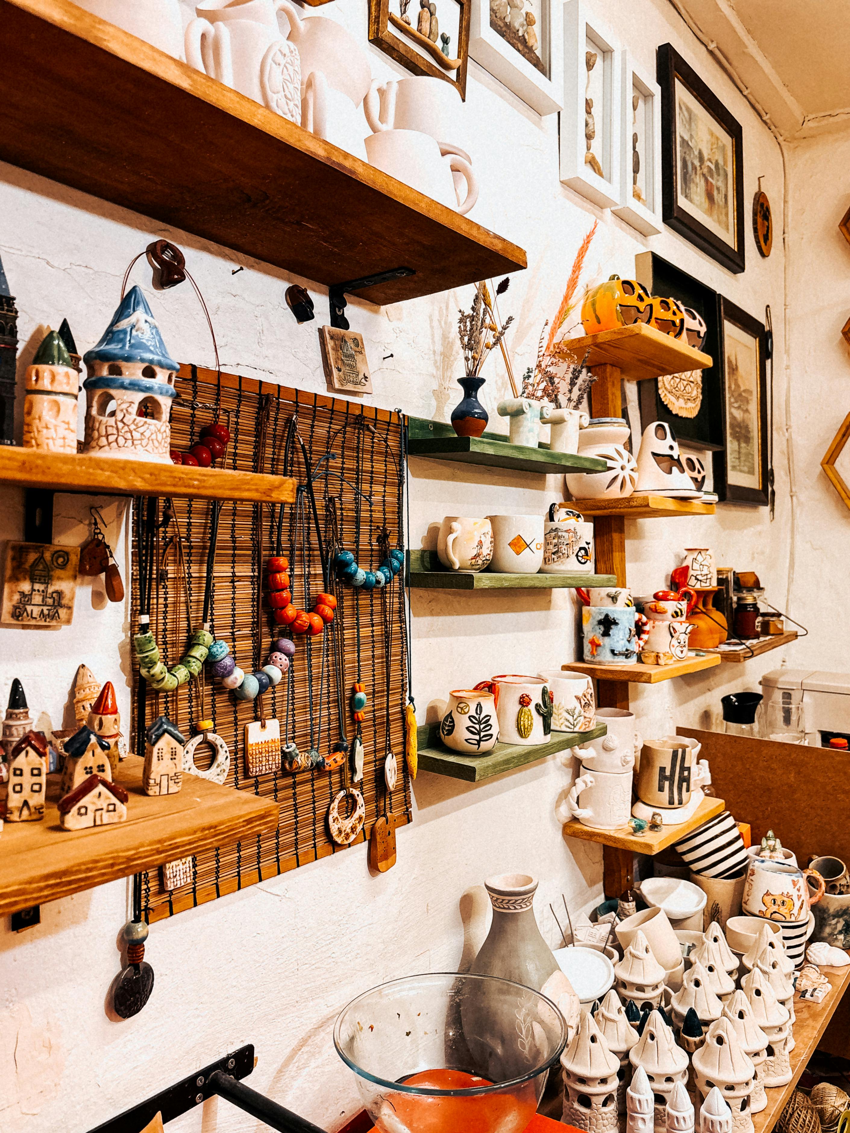 Ücretsiz Benzersiz el yapımı çanak çömlek ve süslemelerle dolu renkli bir sanat atölyesini keşfedin. Stok Fotoğraflar