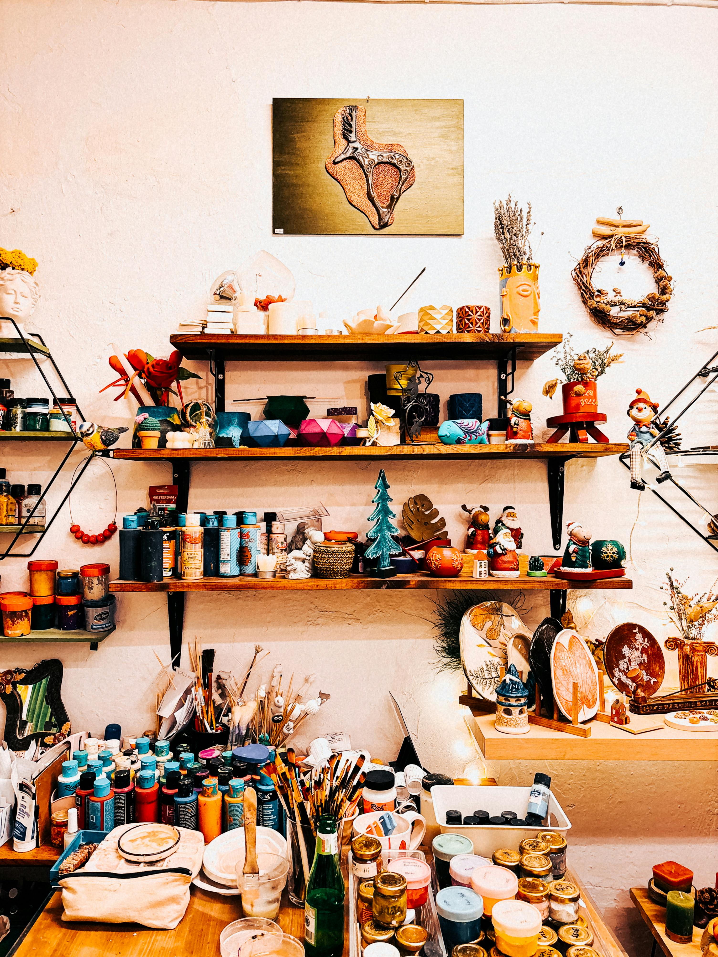 Ücretsiz Canlı Sergilerle Eklektik Sanat Atölyesi Stok Fotoğraflar