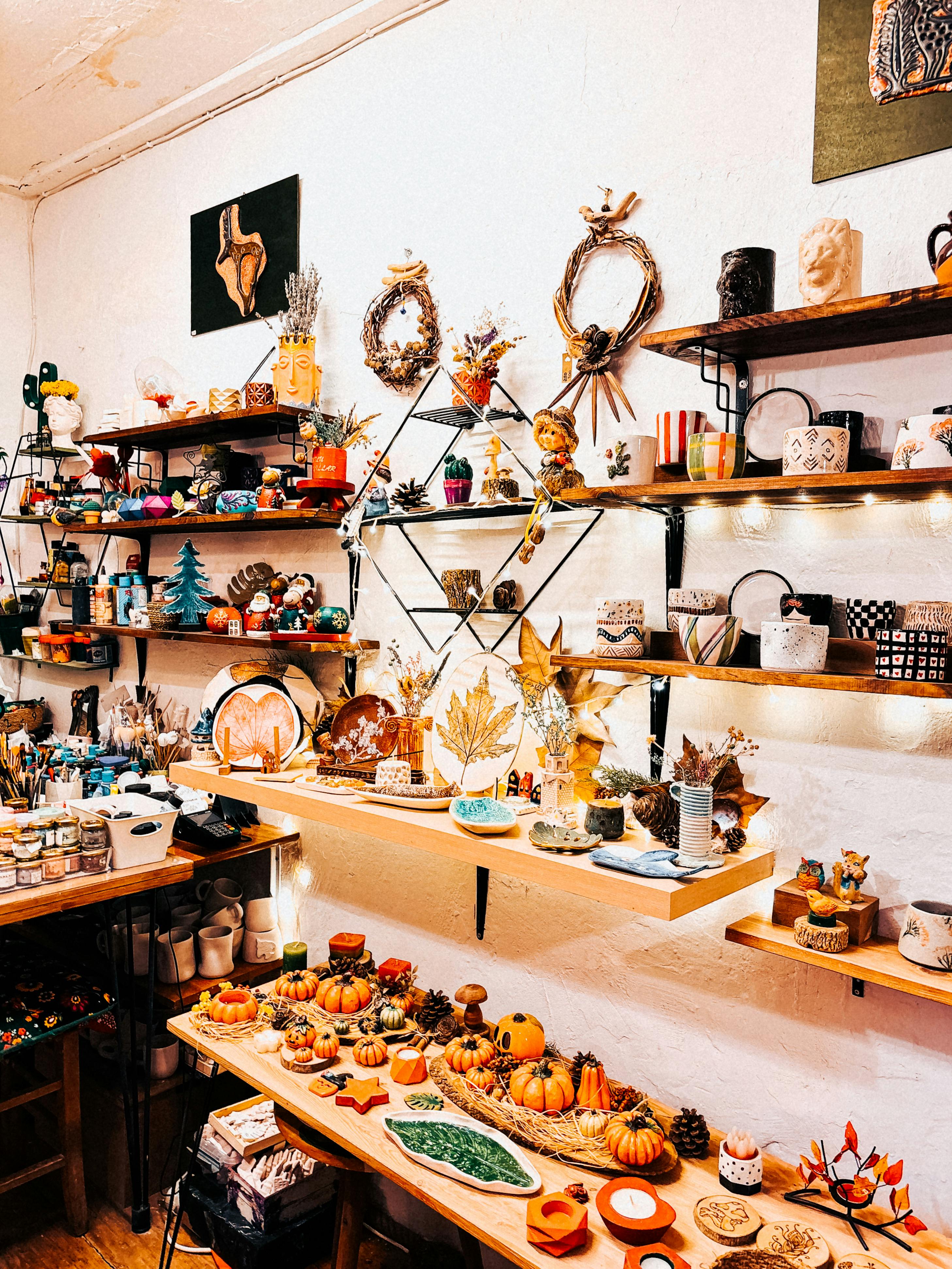 Ücretsiz El yapımı ürünler ve sonbahar dekorasyonlarıyla dolu canlı bir sanat atölyesi. Stok Fotoğraflar