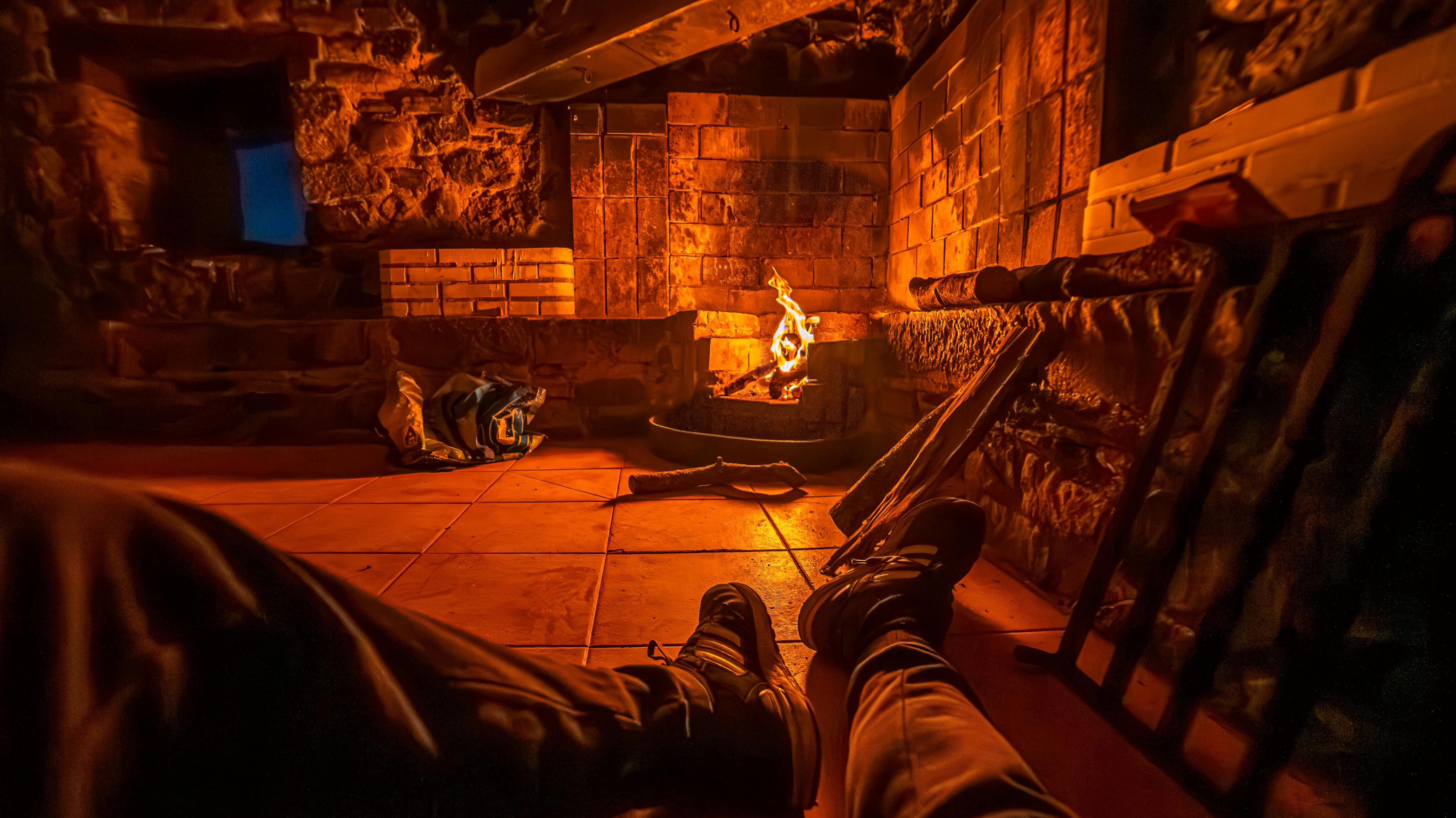 grátis Um ambiente interno aconchegante com uma lareira quentinha e brilhante à noite. Atmosfera relaxante. Foto profissional