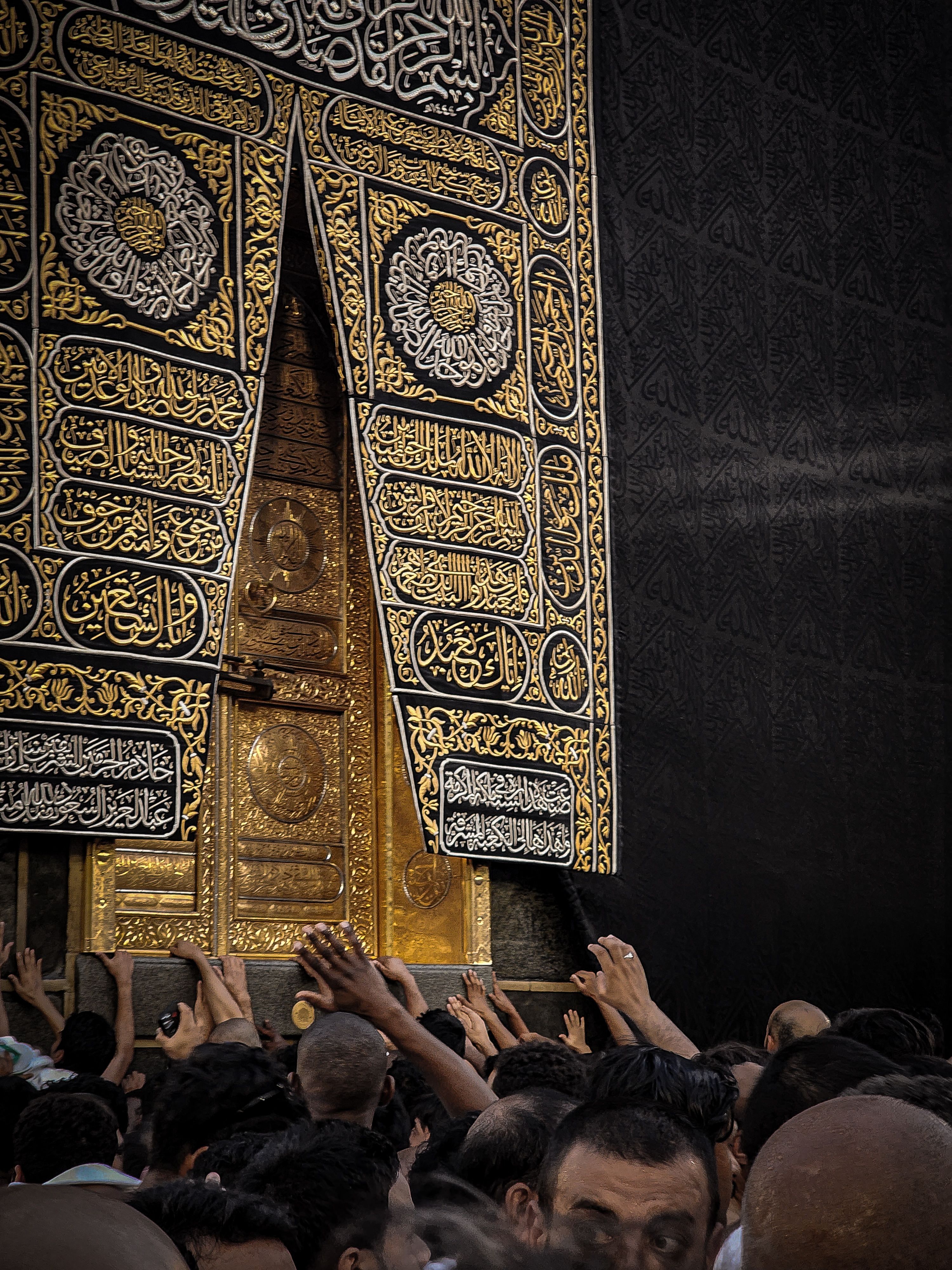 Pilgrims Reaching for the Kaaba Door at Masjid Al-Haram · Free Stock Photo