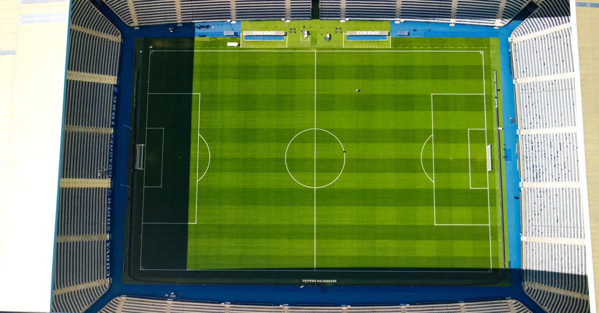 Imagem aérea de um estádio de futebol moderno, representando a estrutura para jogos como San Diego FC x FC Cincinnati na MLS
