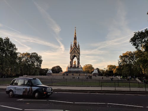 Základová fotografie zdarma na téma architektura, mraky, taxi