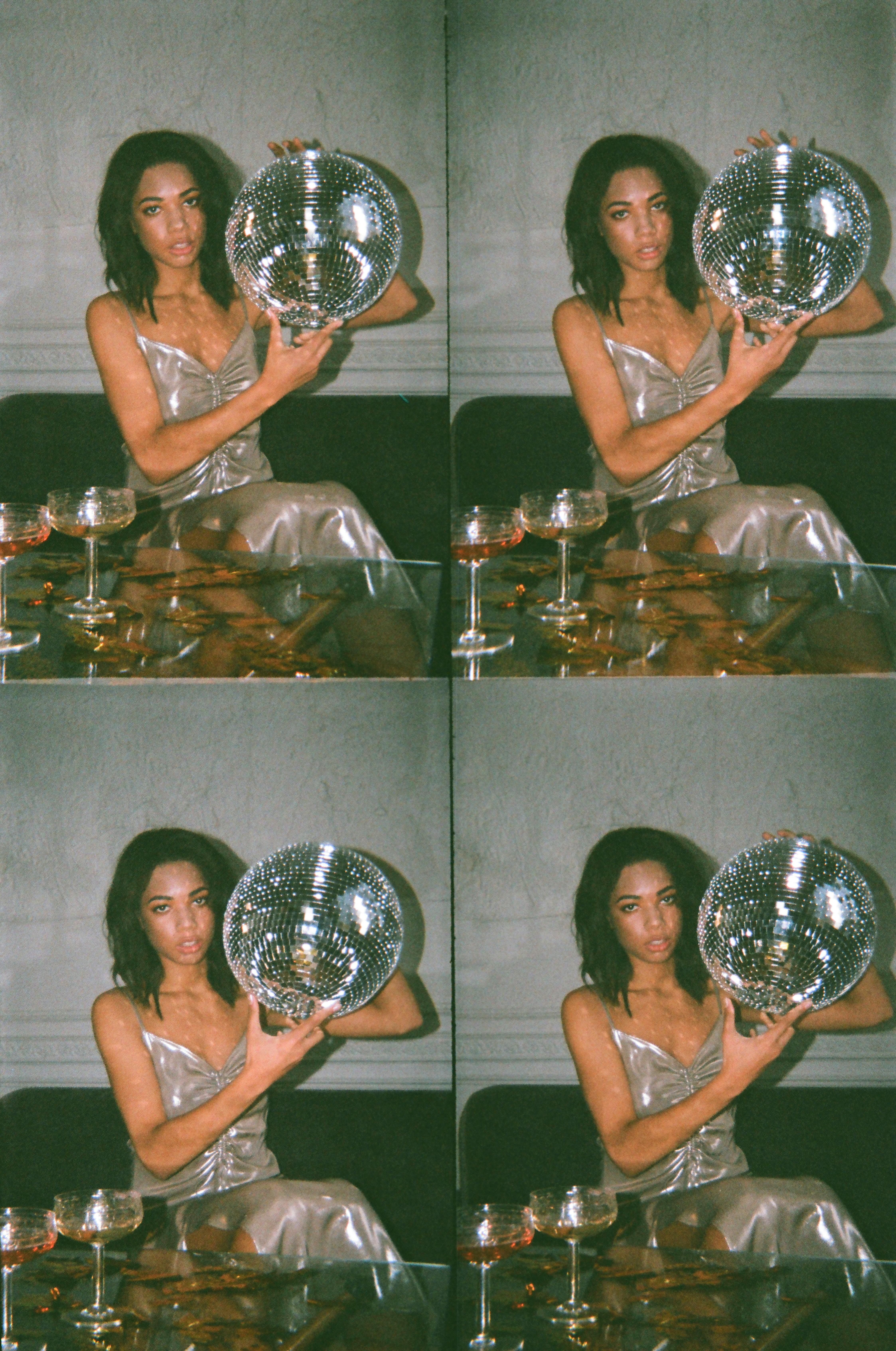 穿着银色礼服的女人们在迪斯科舞会上展现时尚，营造出复古的时尚氛围