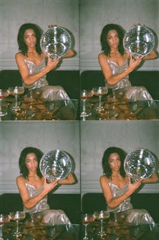 穿着银色礼服的女人们在迪斯科舞会上展现时尚，营造出复古的时尚氛围