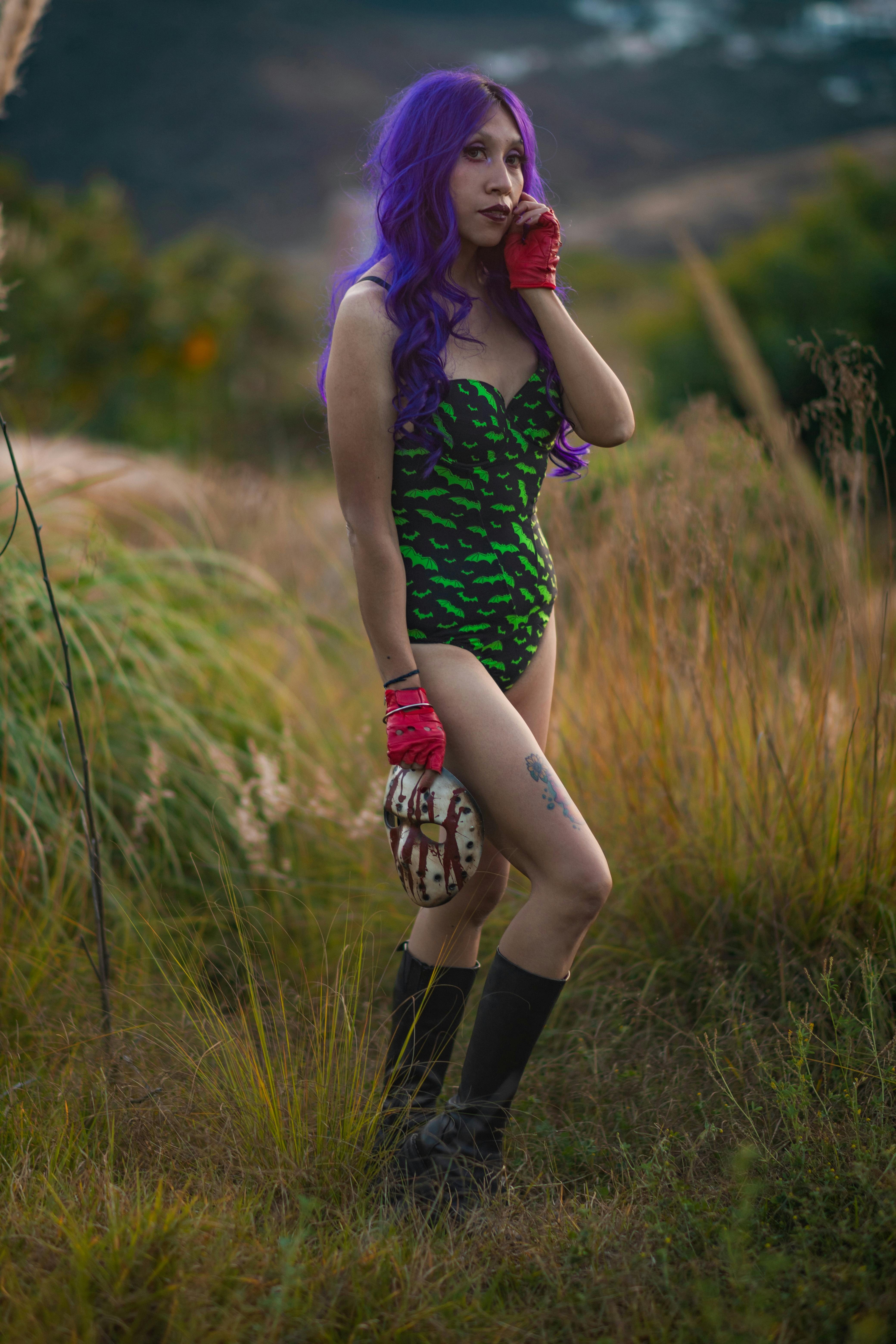 Ücretsiz Cosplay kıyafetli mor saçlı kadın, stil ve doğayı birleştirerek açık havada poz veriyor. Stok Fotoğraflar