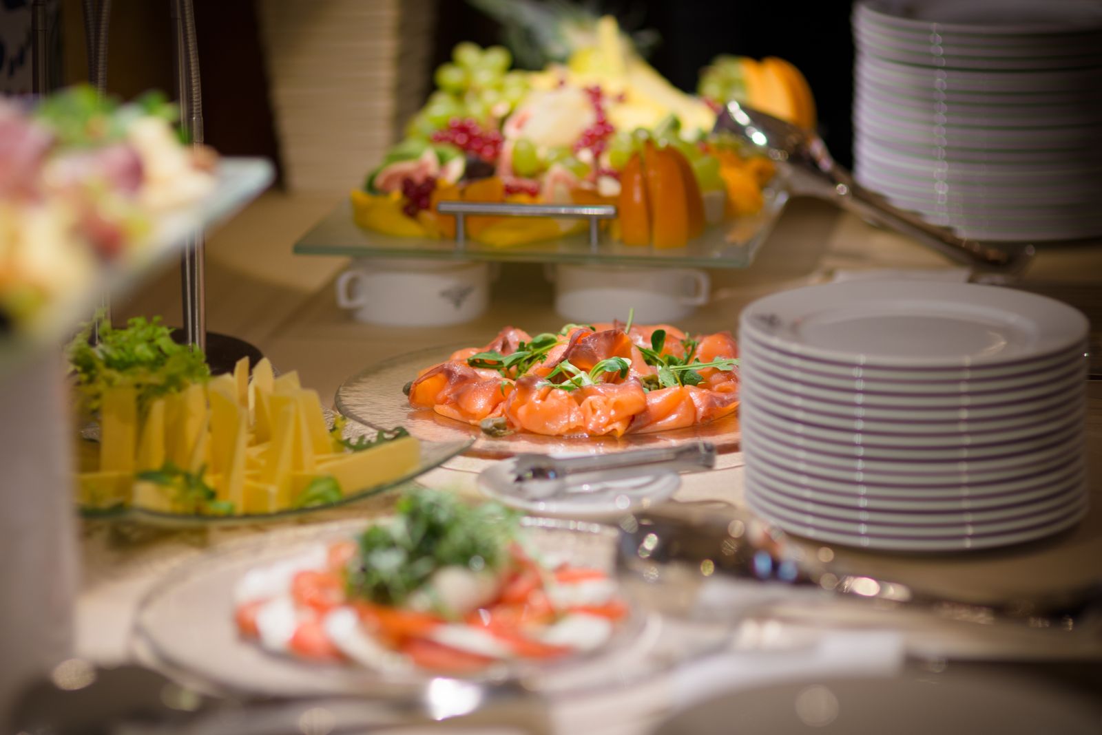Buffet africain généreusement dressé