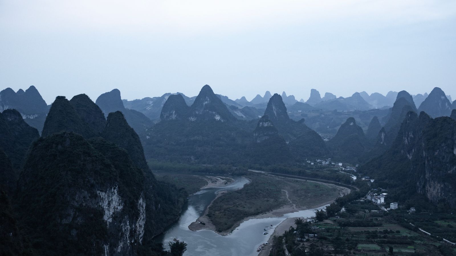 Pemandangan udara Sungai Li dan perbukitan karst di Yangshuo sebagai destinasi wisata alam Guilin China