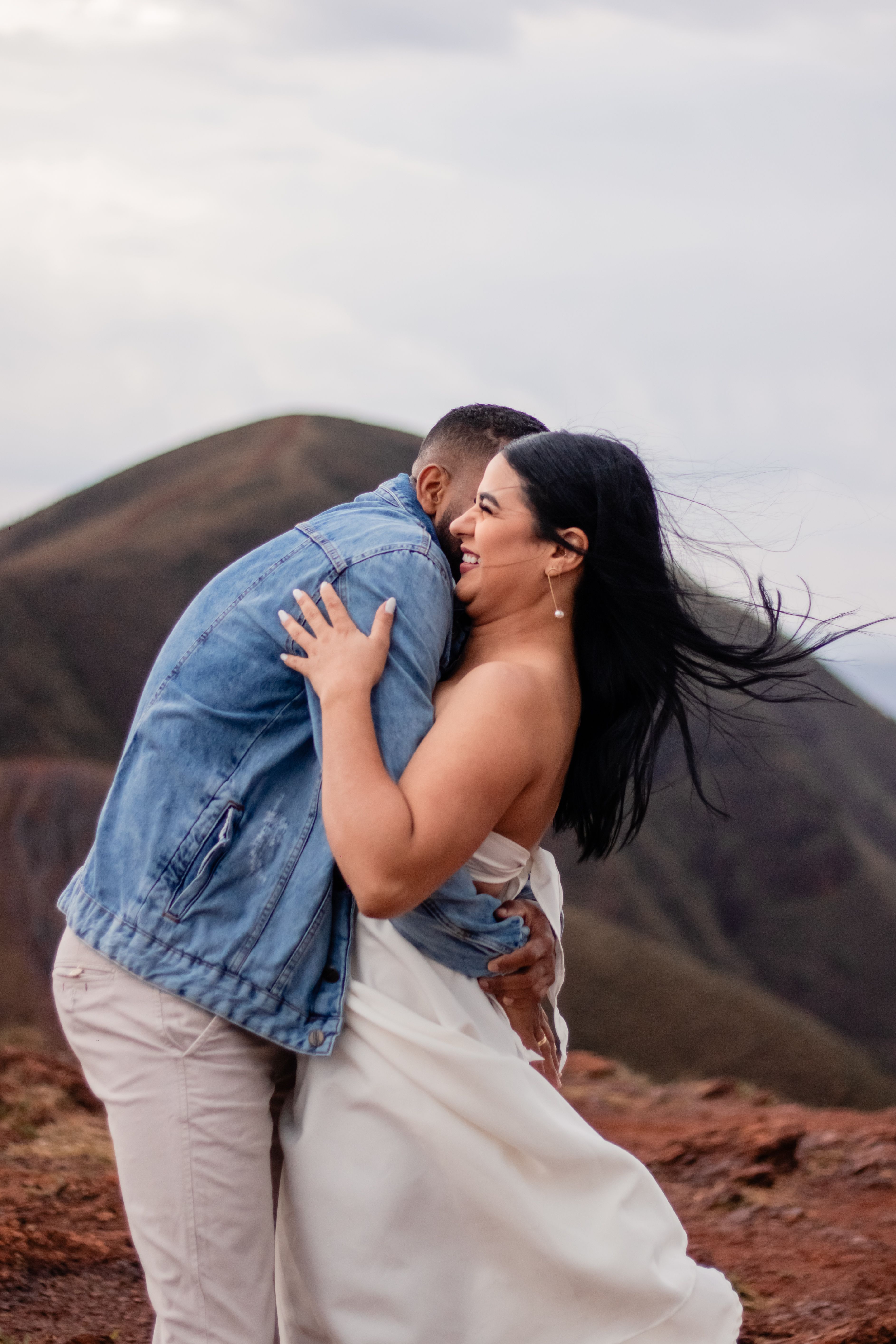 Una Pareja Romántica Se Abraza En La Cima De Una Montaña · Foto de ...