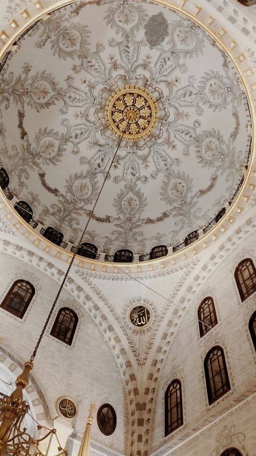 Free The elaborate and ornate ceiling of an İstanbul mosque, showcasing Islamic artistry. Stock Photo