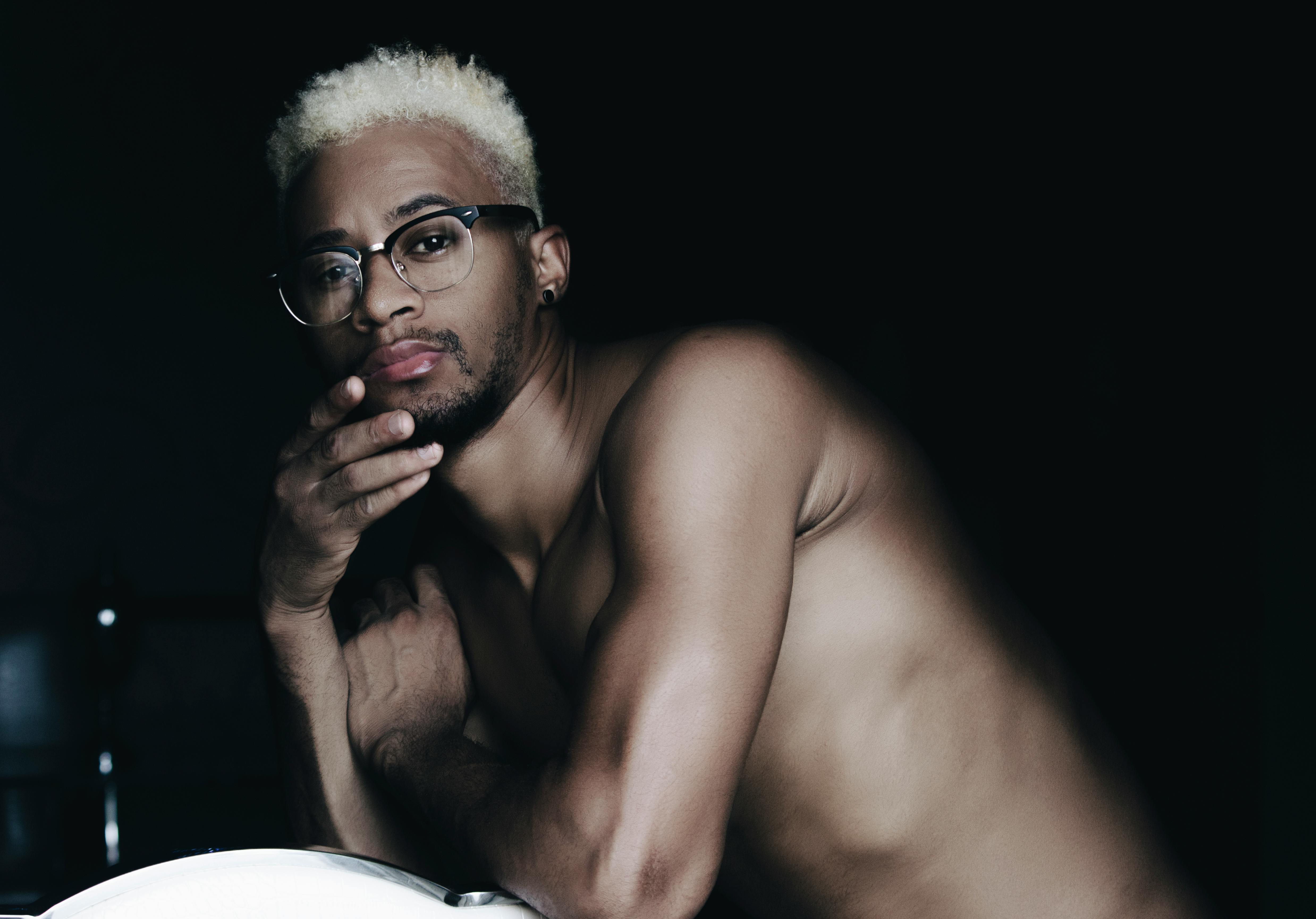 Ücretsiz Gözlük Takan üstsüz Adam Stok Fotoğraflar