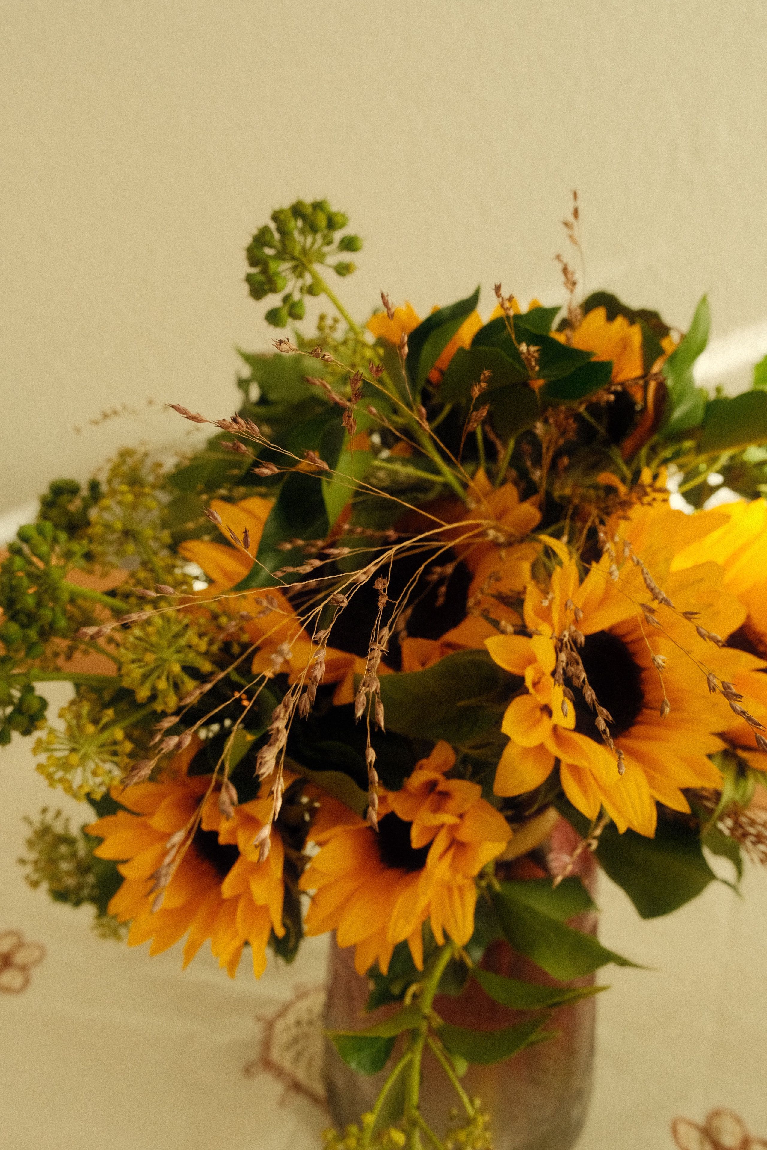 Vibrant Sunflower Bouquet in Rustic Vase · Free Stock Photo