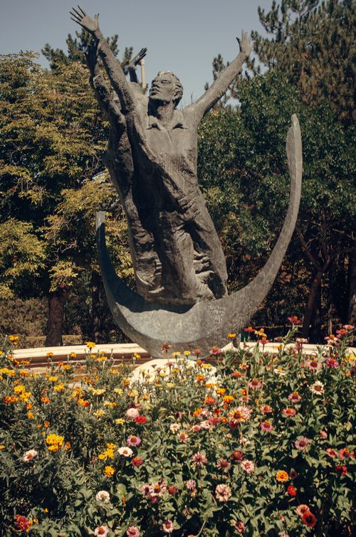Free Statue amidst vibrant autumn flowers in Ankara's park showcasing fall beauty. Stock Photo