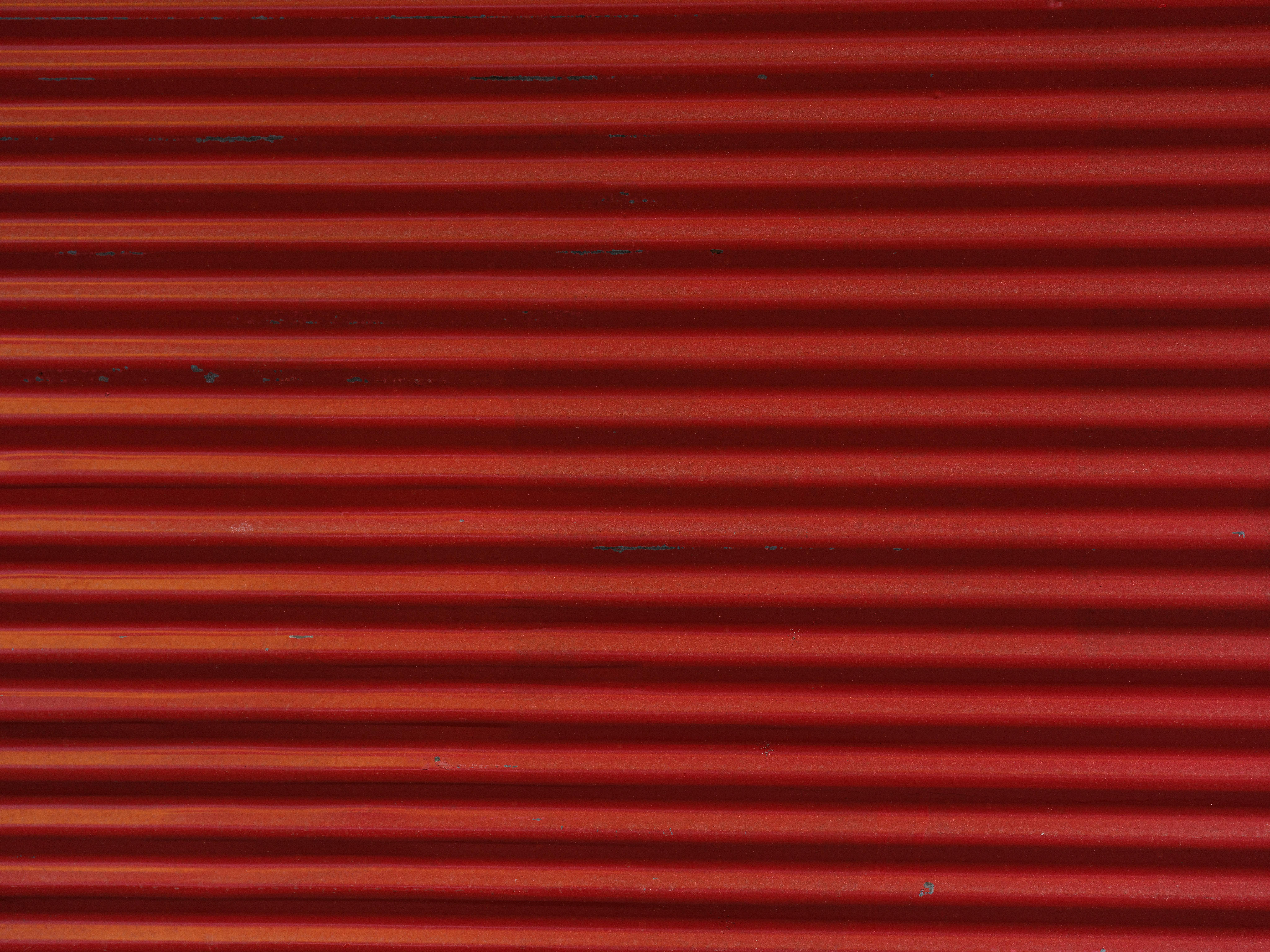 grátis Textura detalhada de uma persiana de metal vermelha, ideal para design industrial e temas arquitetônicos. Foto profissional