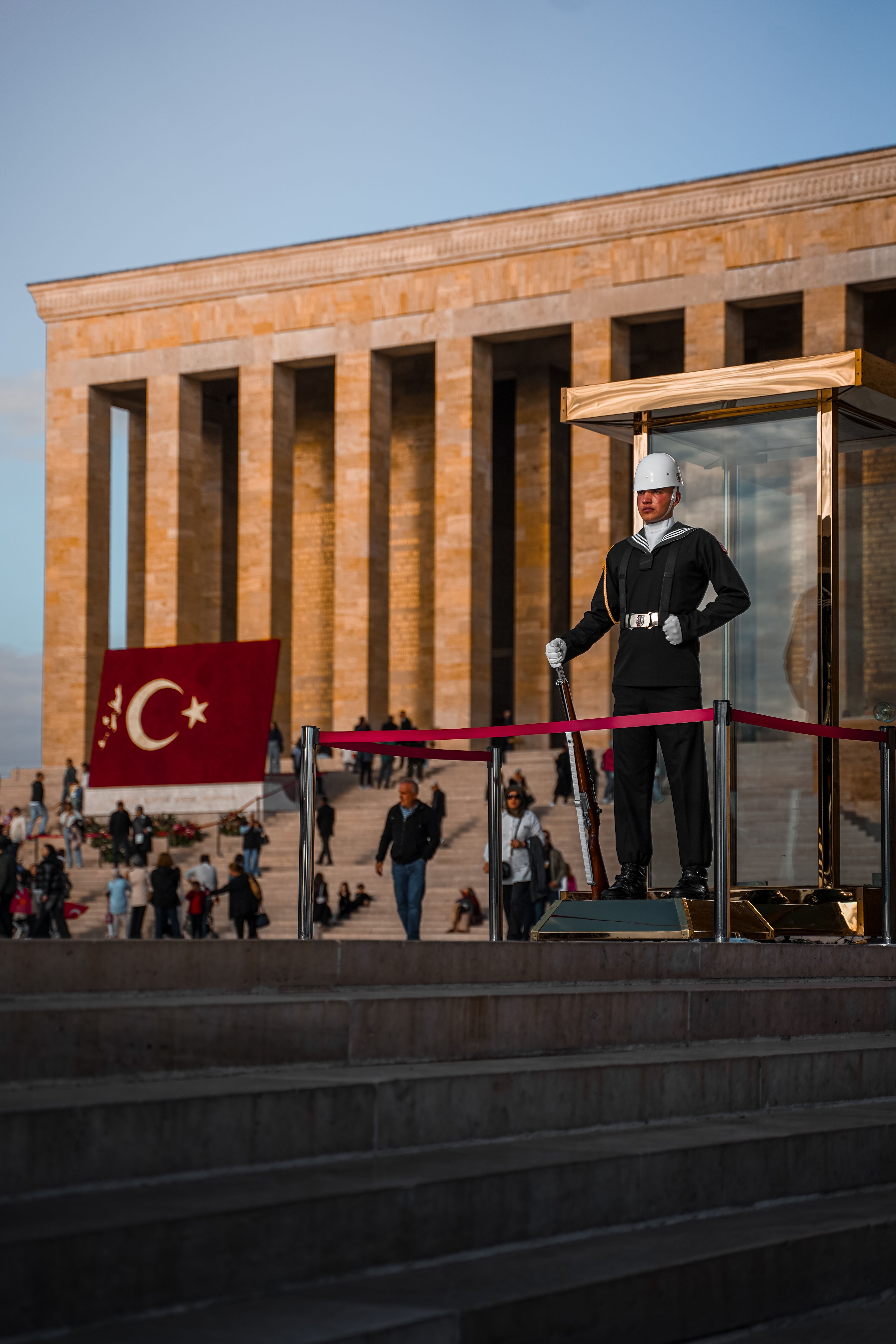 A ceremonial guard stands at the Anıtkabir in Ankara, Türkiye, capturing patriotic spirit.