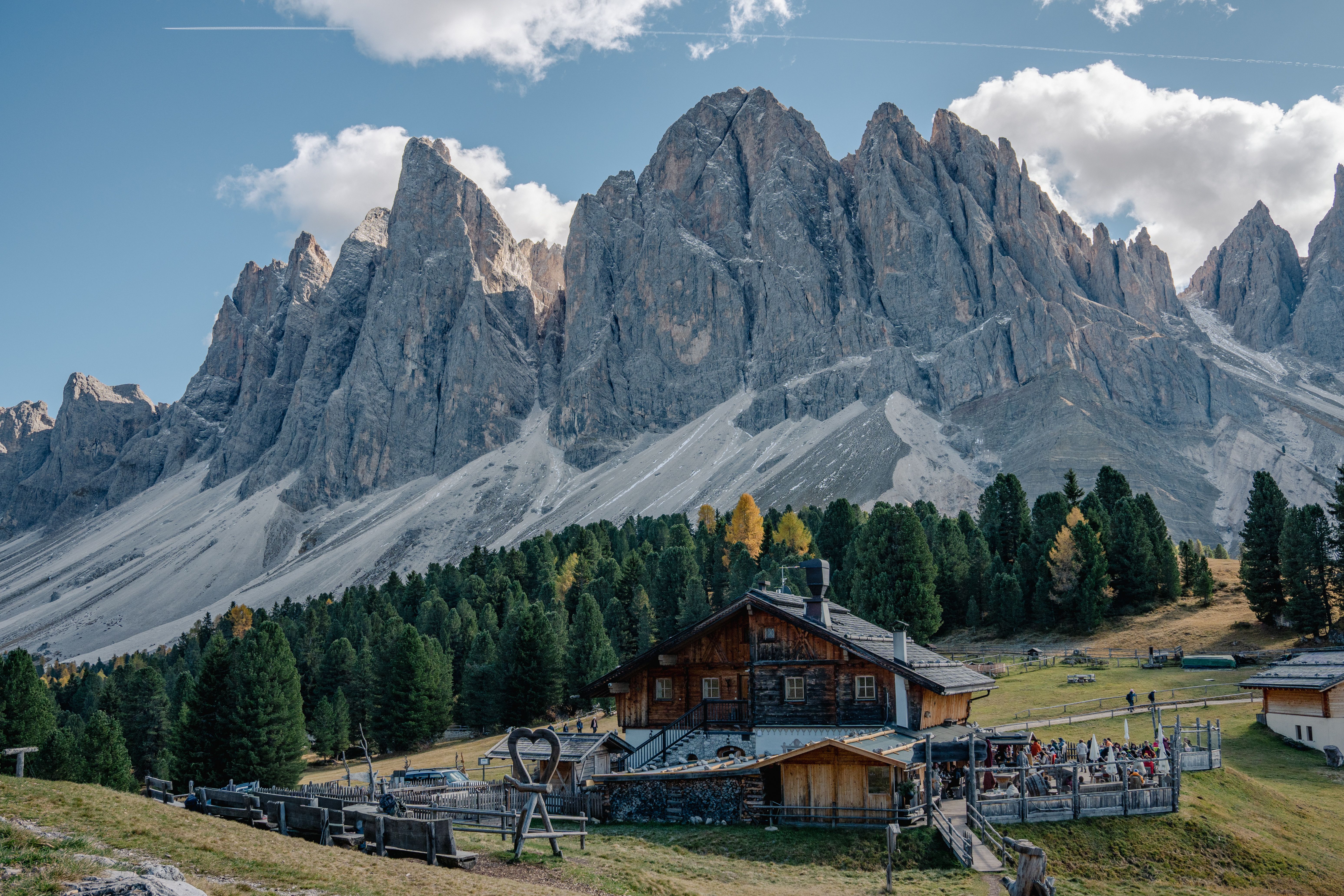 Magnifique paysage des Dolomites avec un lodge alpin, capturant l'essence de la beauté et de la tranquillité de la nature.