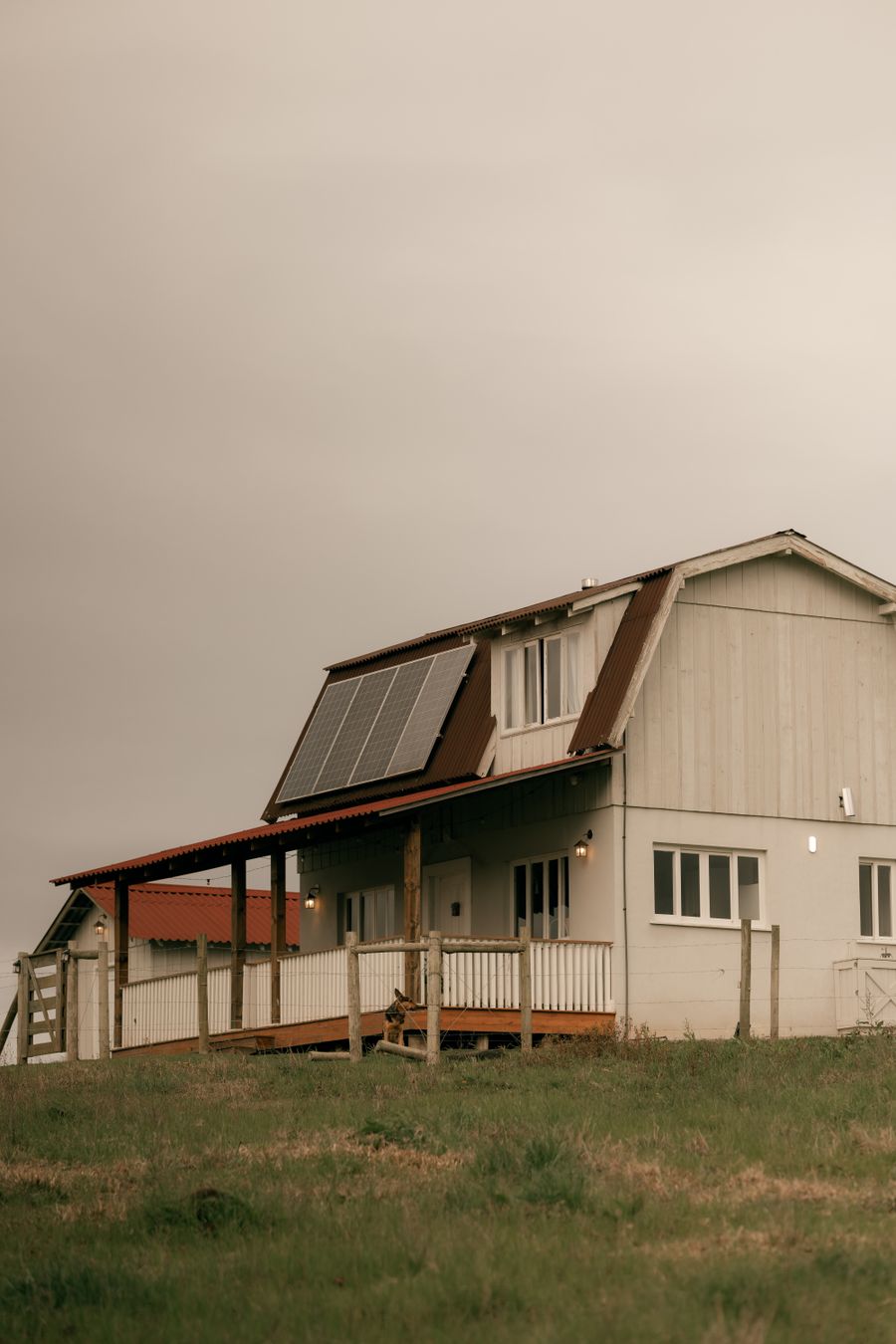 Vivienda rural con paneles solares sobre el techo