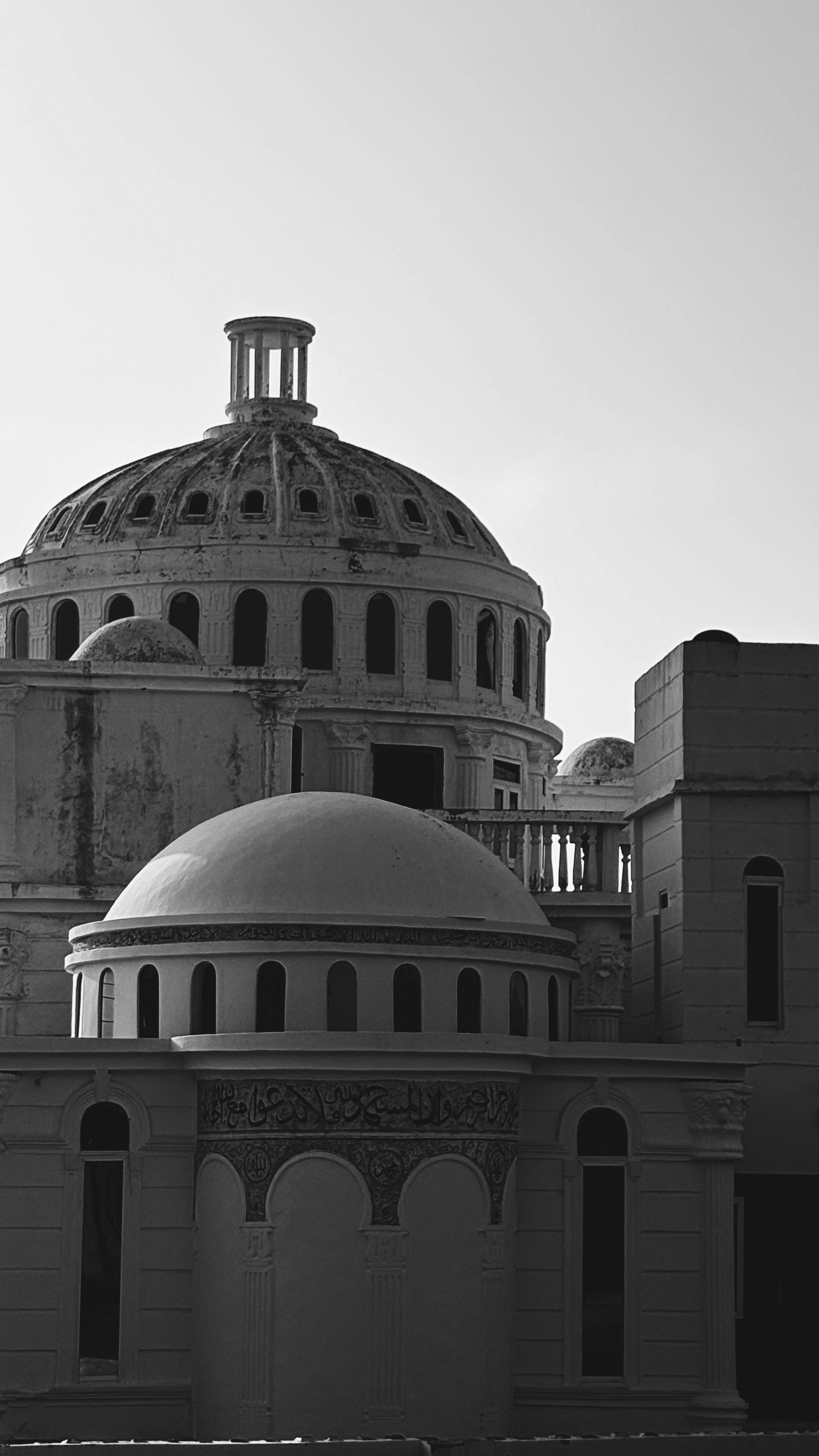 Ücretsiz Karmaşık detaylara sahip kubbeli mimari yapının çarpıcı siyah beyaz fotoğrafı. Stok Fotoğraflar