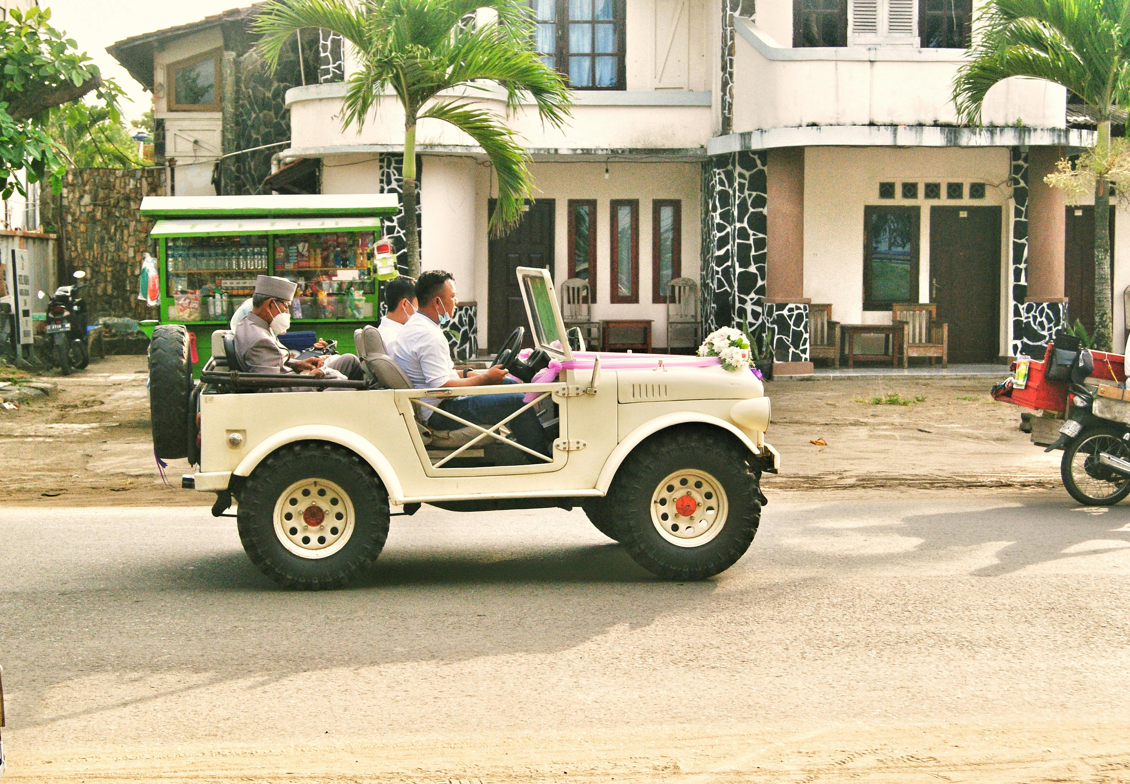 財經：比亞迪與吉利召回逾16萬輛汽車，疑存安全隱患引關注