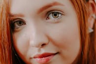 一位红发女性的亲密特写，展示了自然之美和优雅