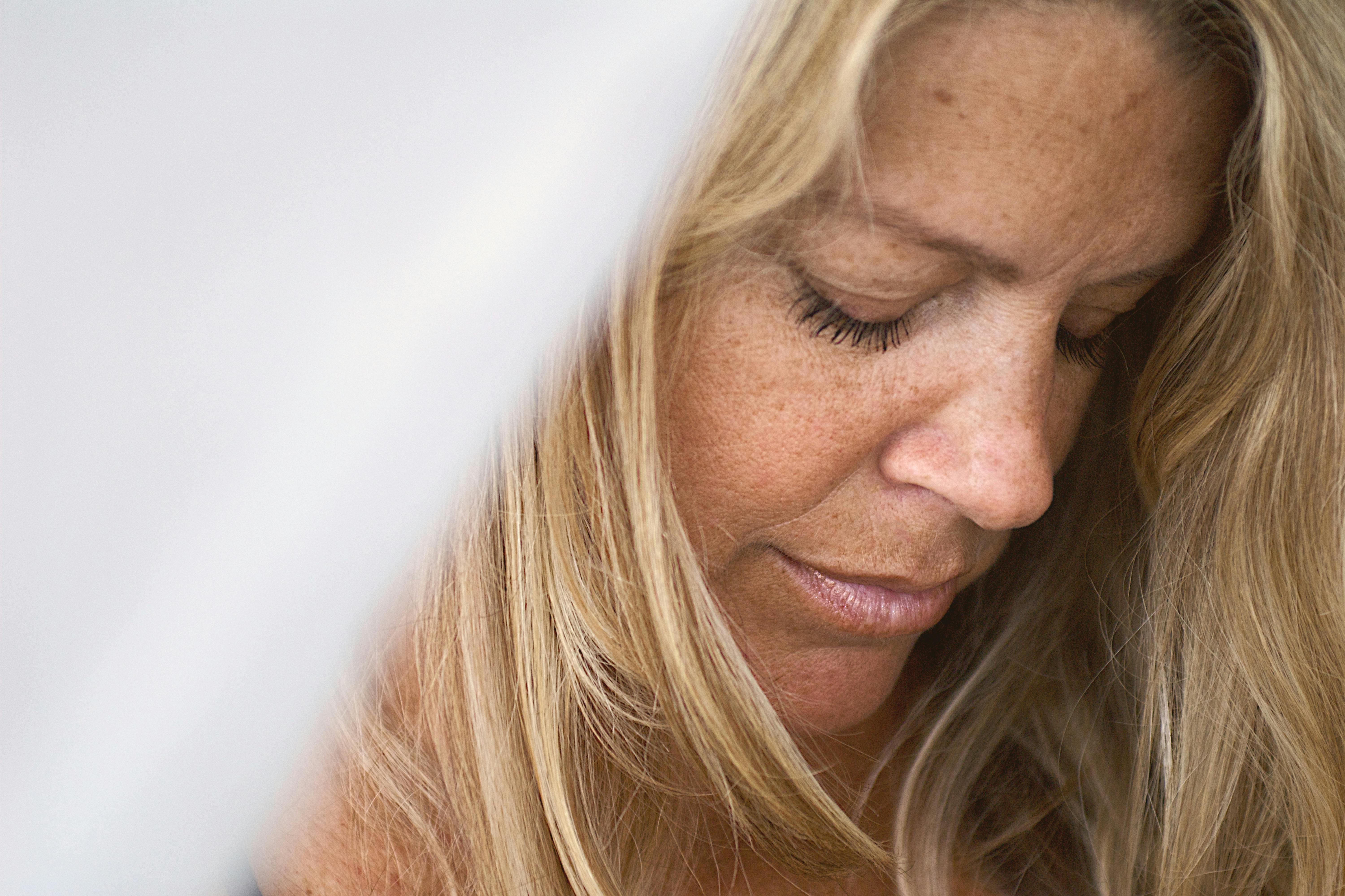 Illustration of a healthy skin barrier protecting against irritants and moisture loss