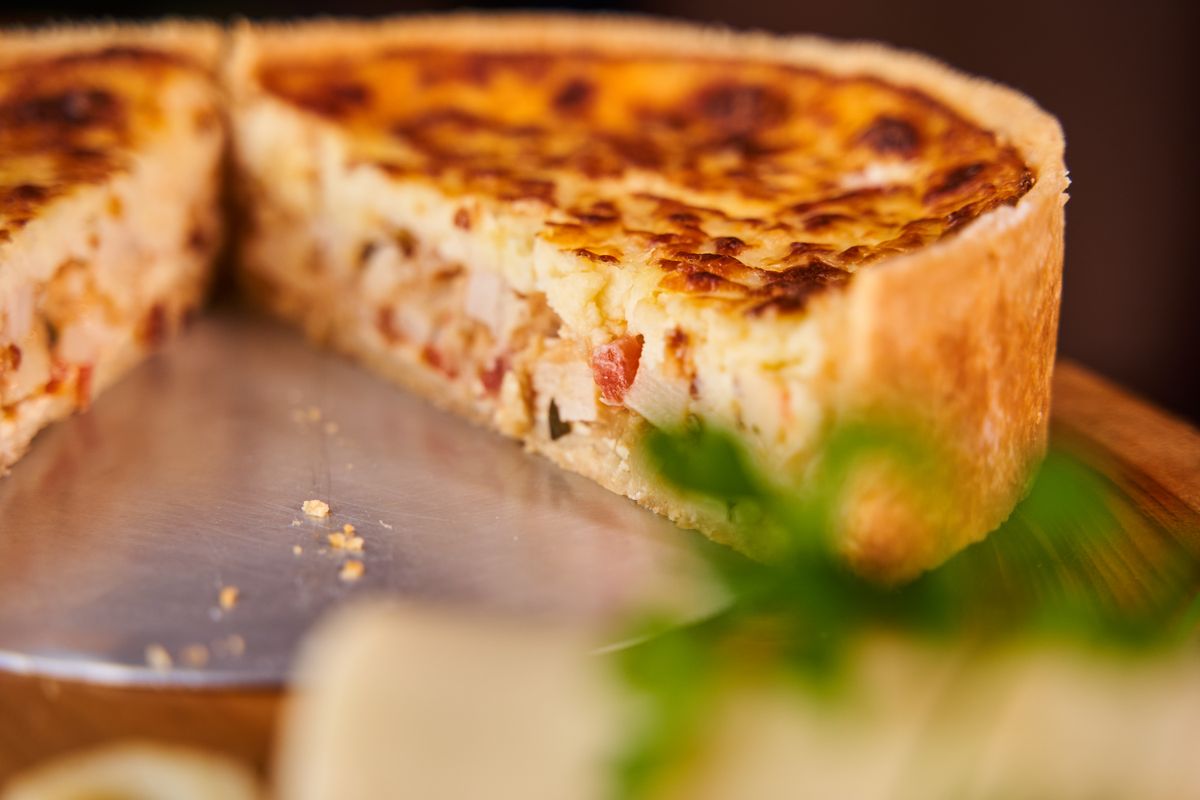 Part de quiche lorraine, lardons et appareil crémeux