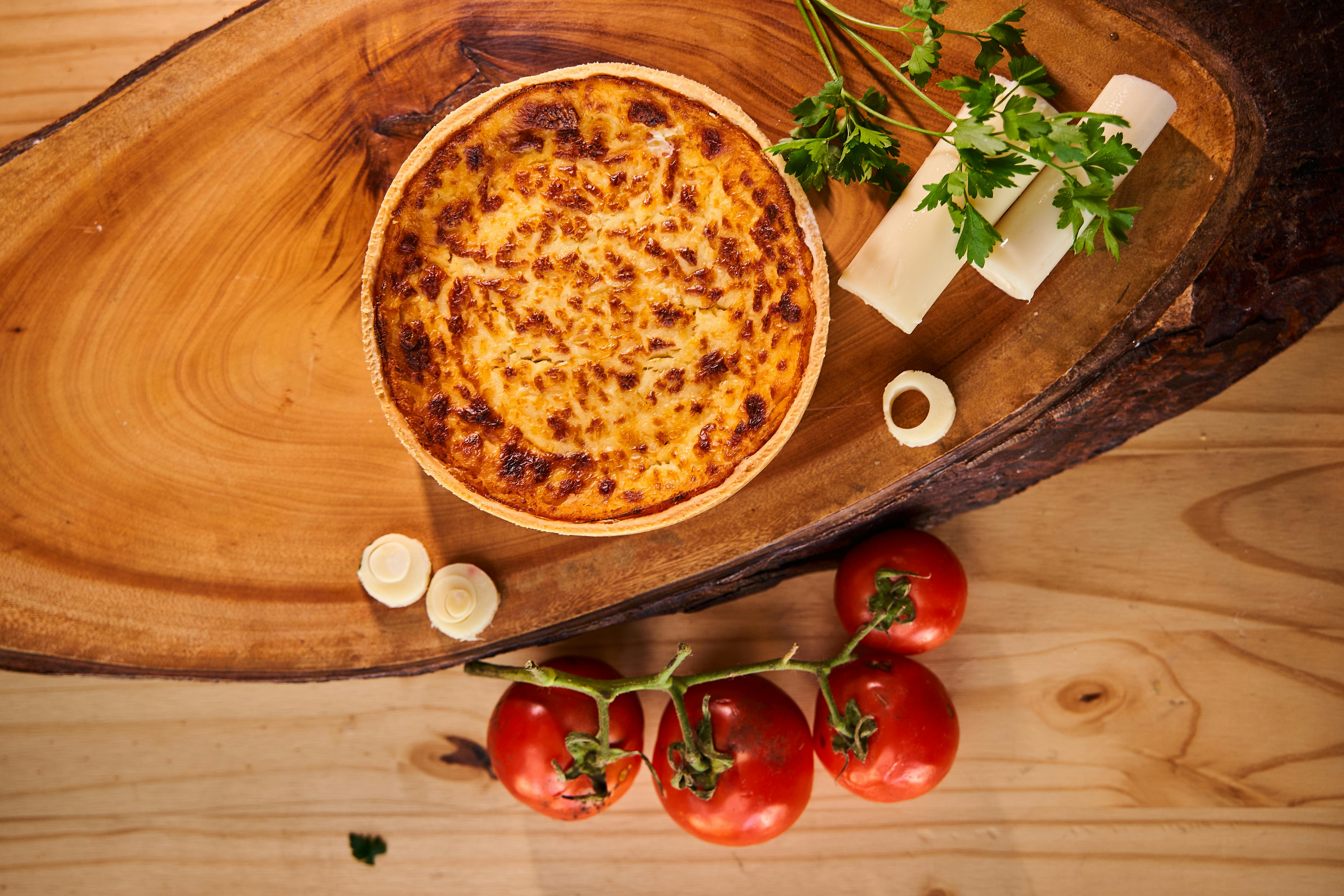 Altın rengi, üzeri kızarmış Quiche Lorraine turta dilimi