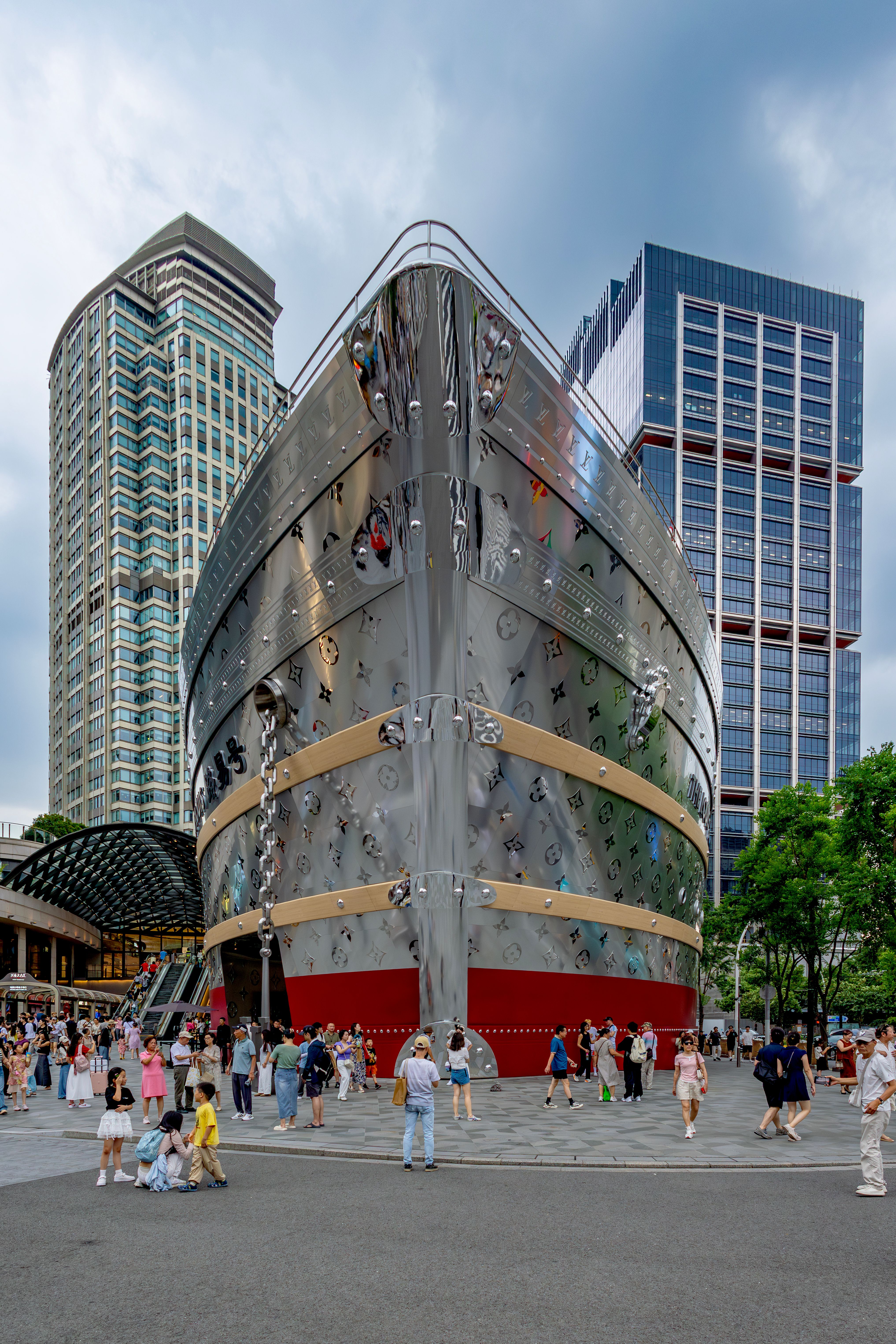 Majestic Ship-Shaped Building in Urban Plaza · Free Stock Photo