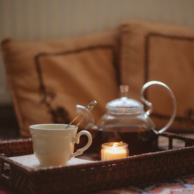 Cozy indoor tea setting with candlelight — photo by betul nur akyurek on Pexels