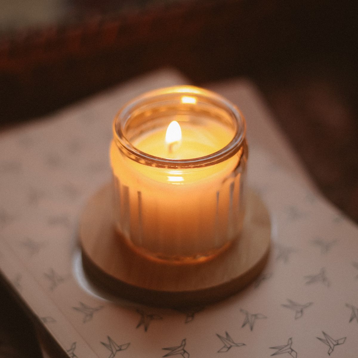 Caderno decorativo iluminado por vela em atmosfera espiritual e contemplativa