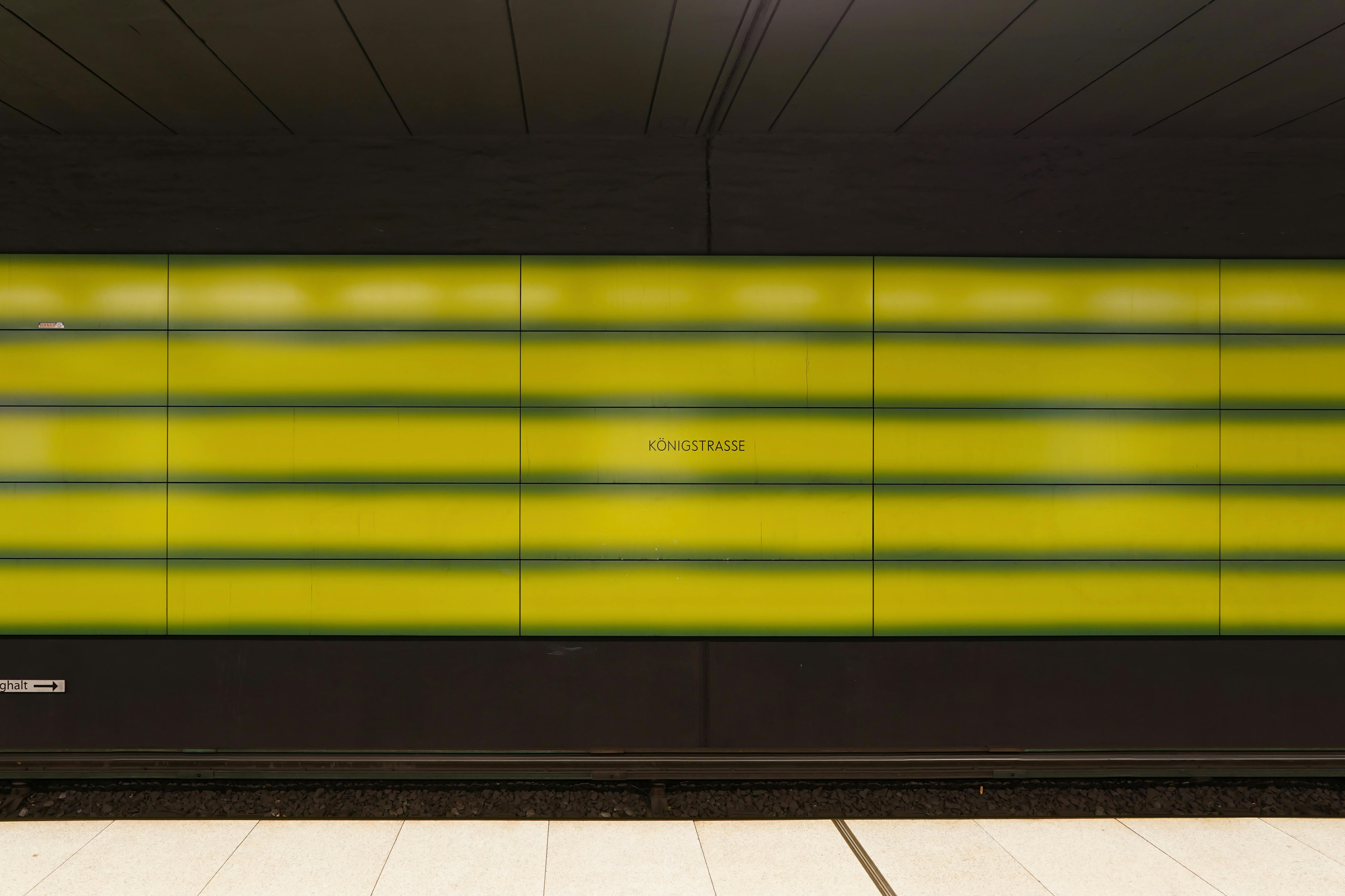 Gratis Moderne design på Königstrasse stasjon i Hamburg. Lys og minimalistisk arkitektur. Arkivbilde