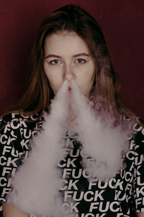 無料 女性の喫煙 写真素材