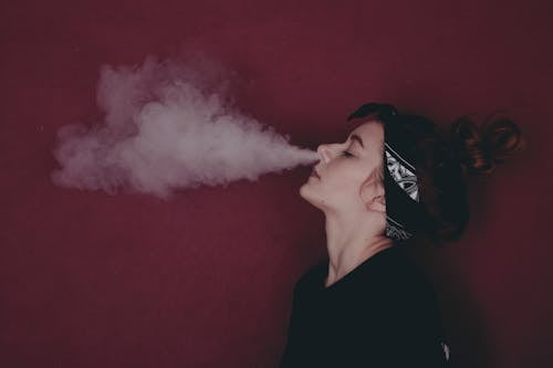 Wanita Dengan Baju Hitam Merokok