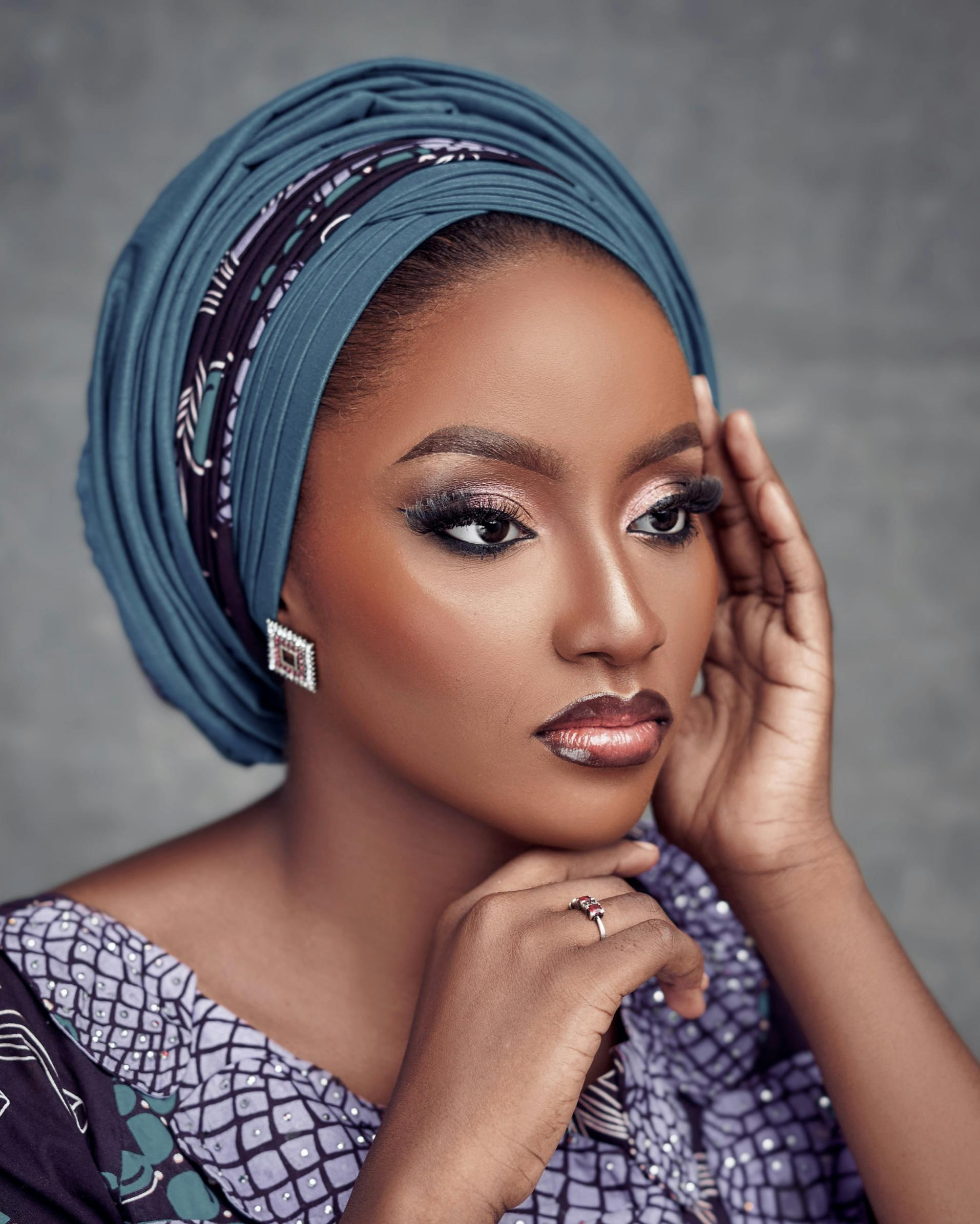 Kostenlos Beeindruckendes Porträt einer Frau in traditioneller nigerianischer Kleidung mit leuchtendem Make-up. Stock-Foto