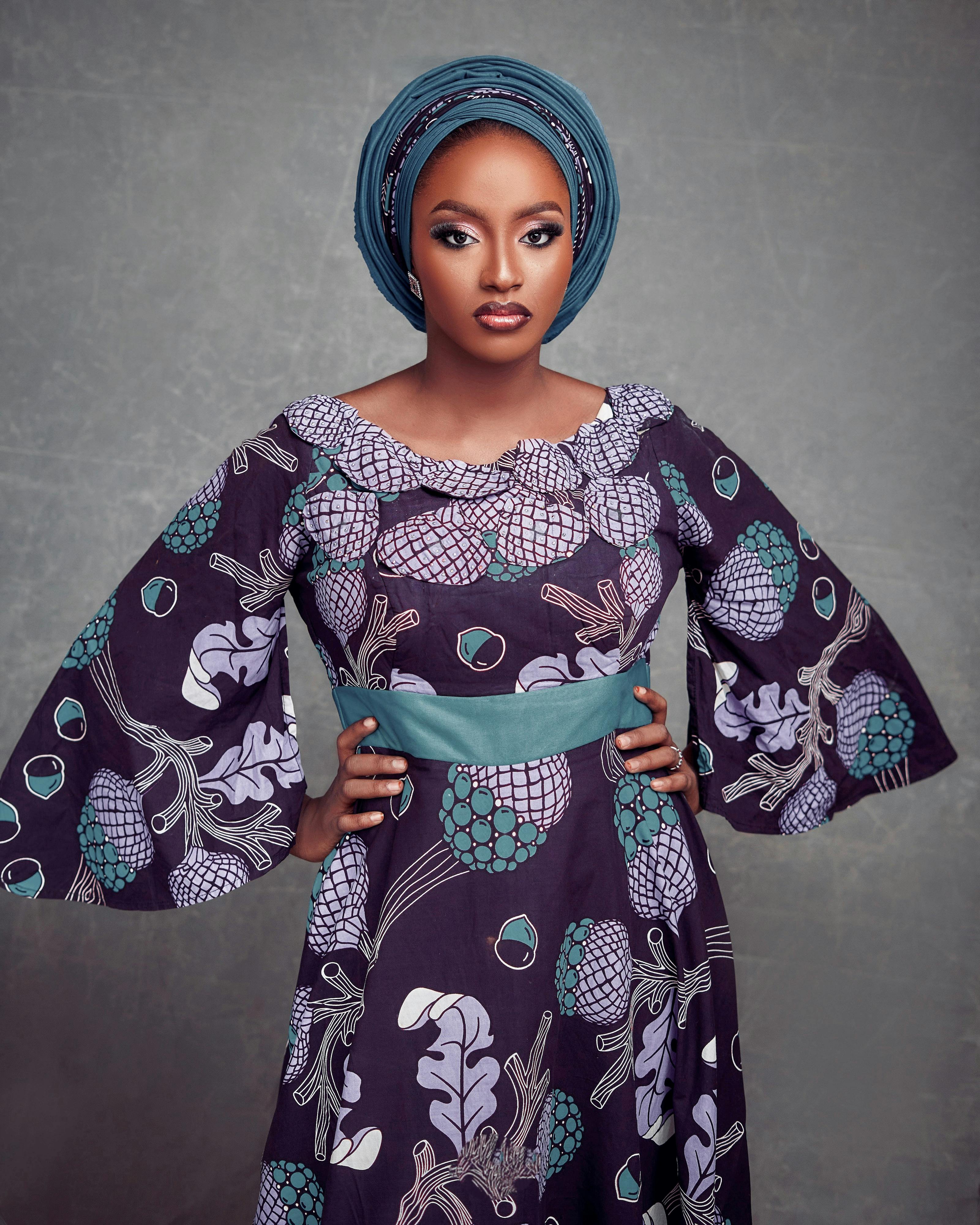 Kostenlos Elegantes Porträt einer Frau in traditioneller afrikanischer Kleidung und mit Kopftuch. Stock-Foto