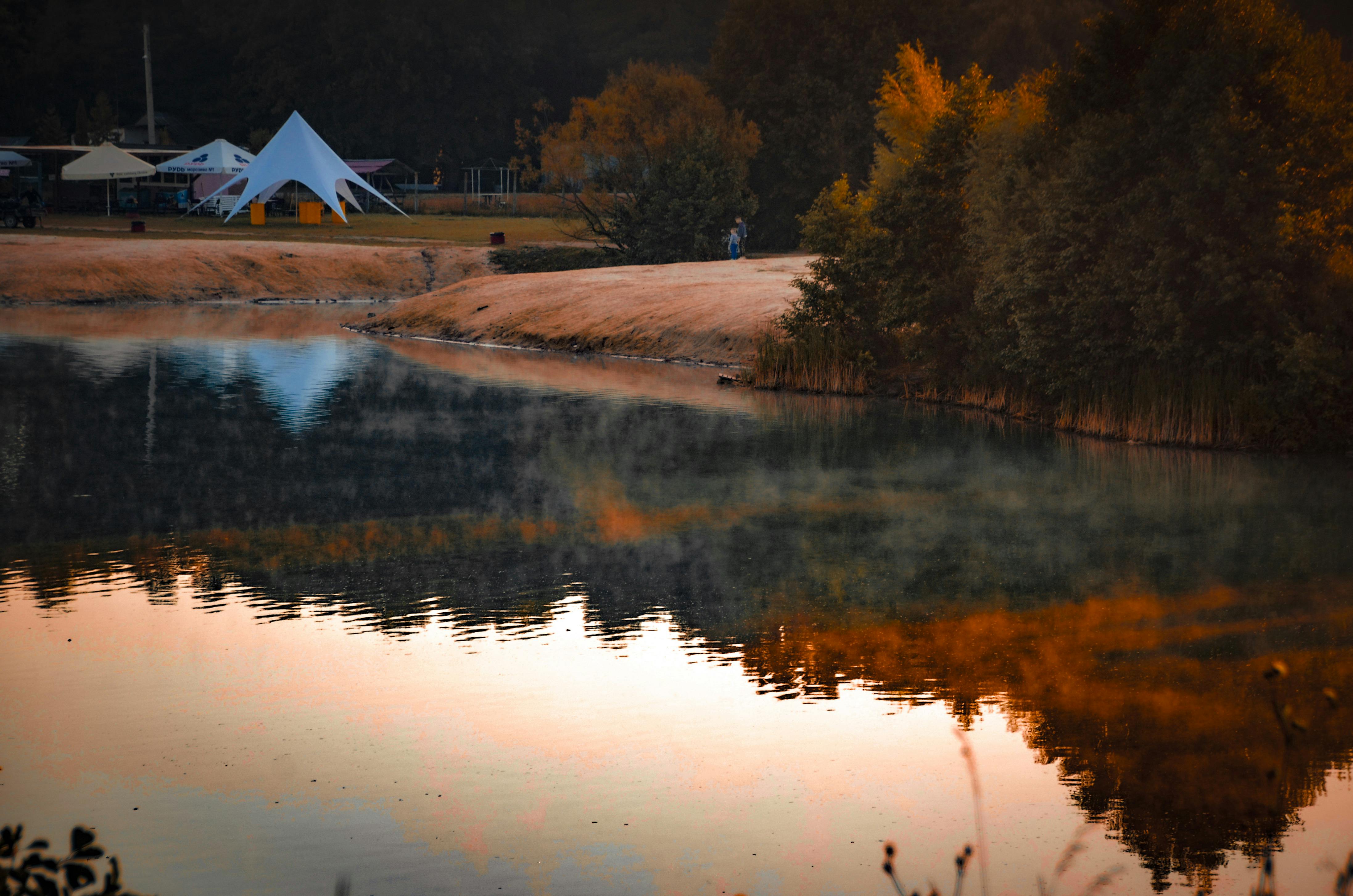 Stunning Fall Camping Spots That Glow Under Starry Autumn Skies