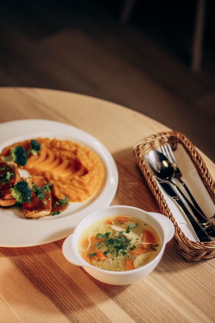 Sweet potato mash with broccoli and a small bowl of vegetable broth, photo by Anhelina Vasylyk on Pexels