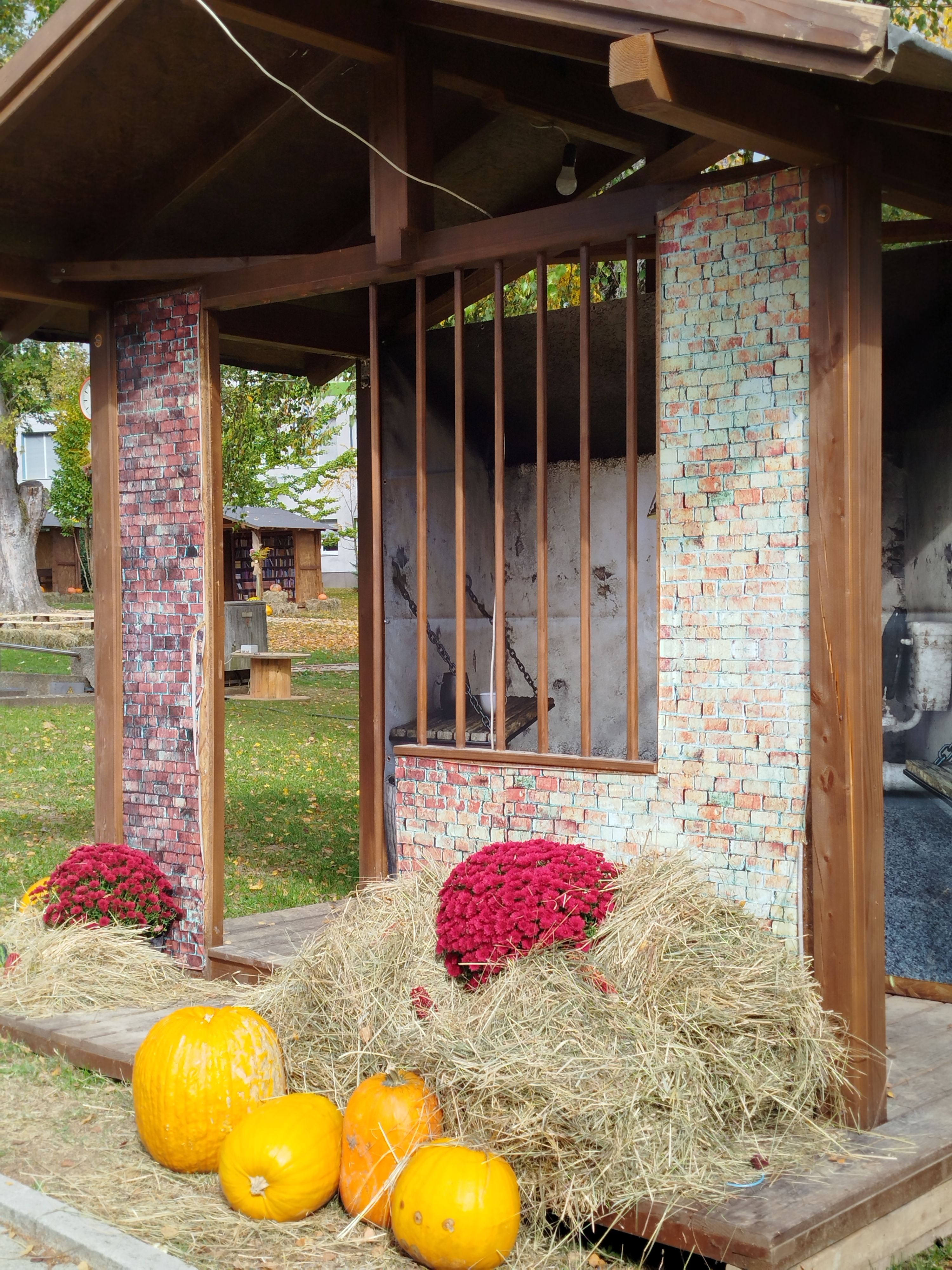 Autumn Harvest Display with Pumpkins and Hay · Free Stock Photo