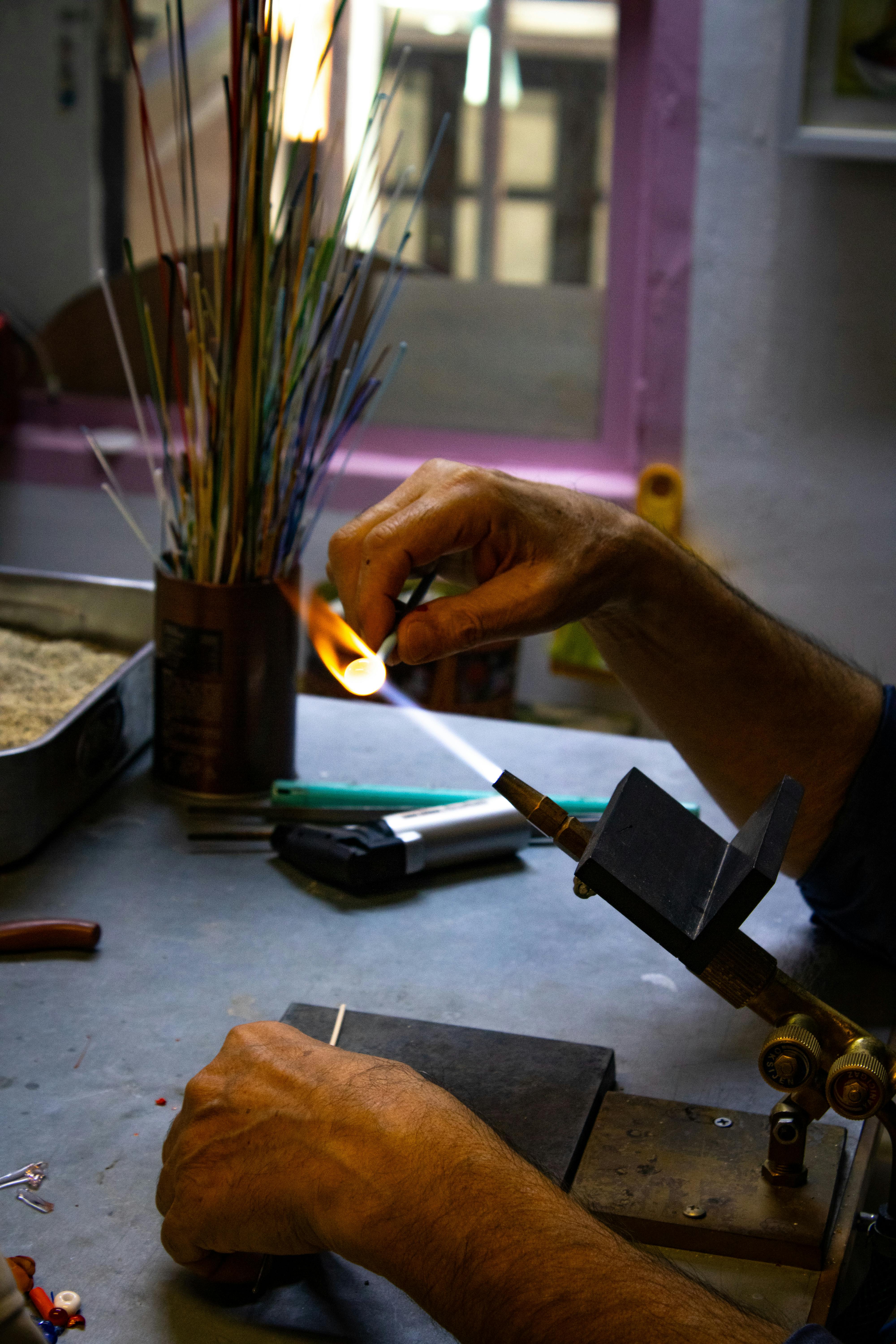 무료 앙카라 워크숍에서 유리 공예를 직접 선보이며 전통적인 장인 기술을 강조하고 있습니다. 스톡 사진