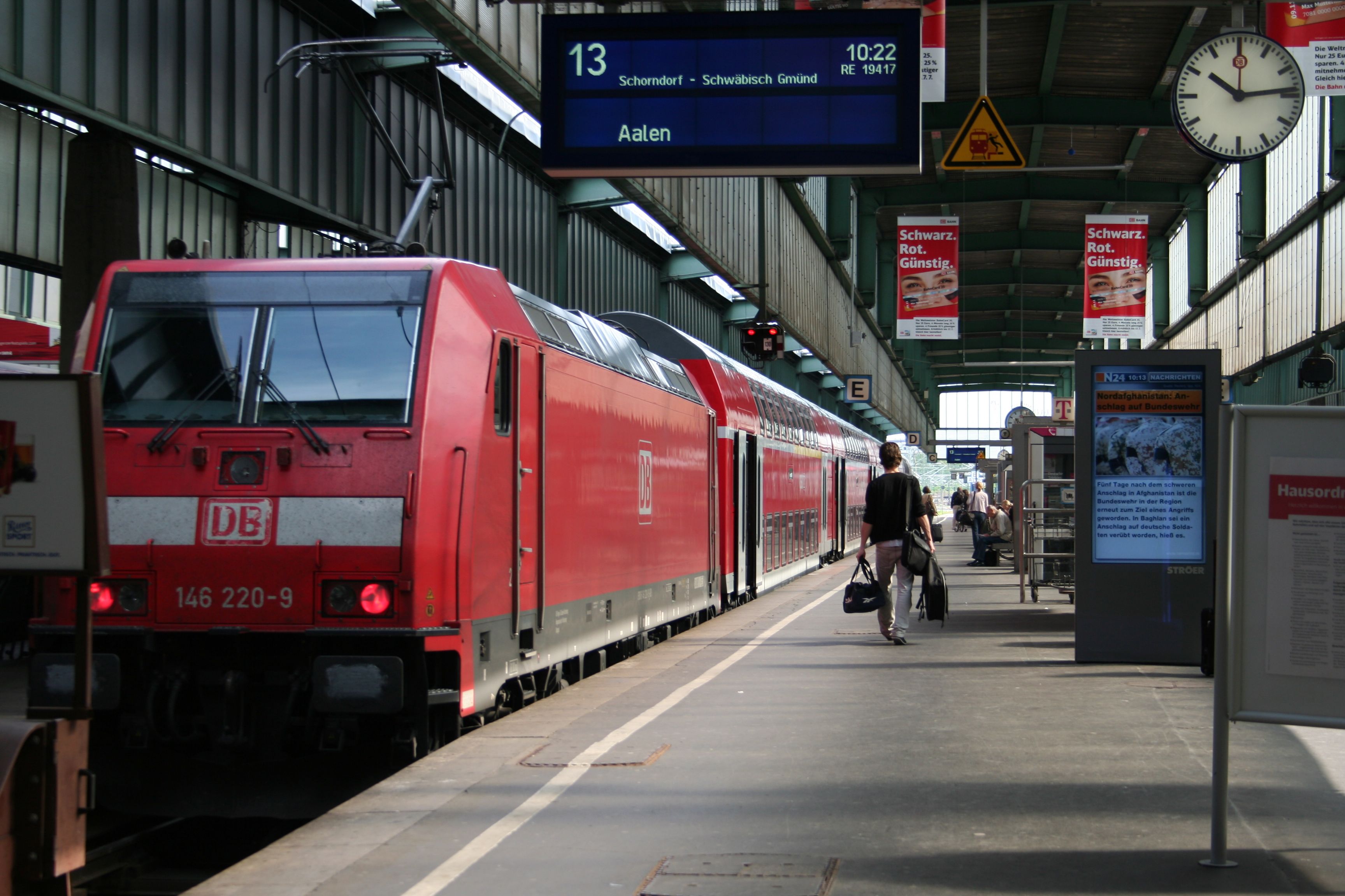 Roter Db Zug Am Bahnsteig Des Aalener Bahnhofs · Kostenloses Stock-Foto