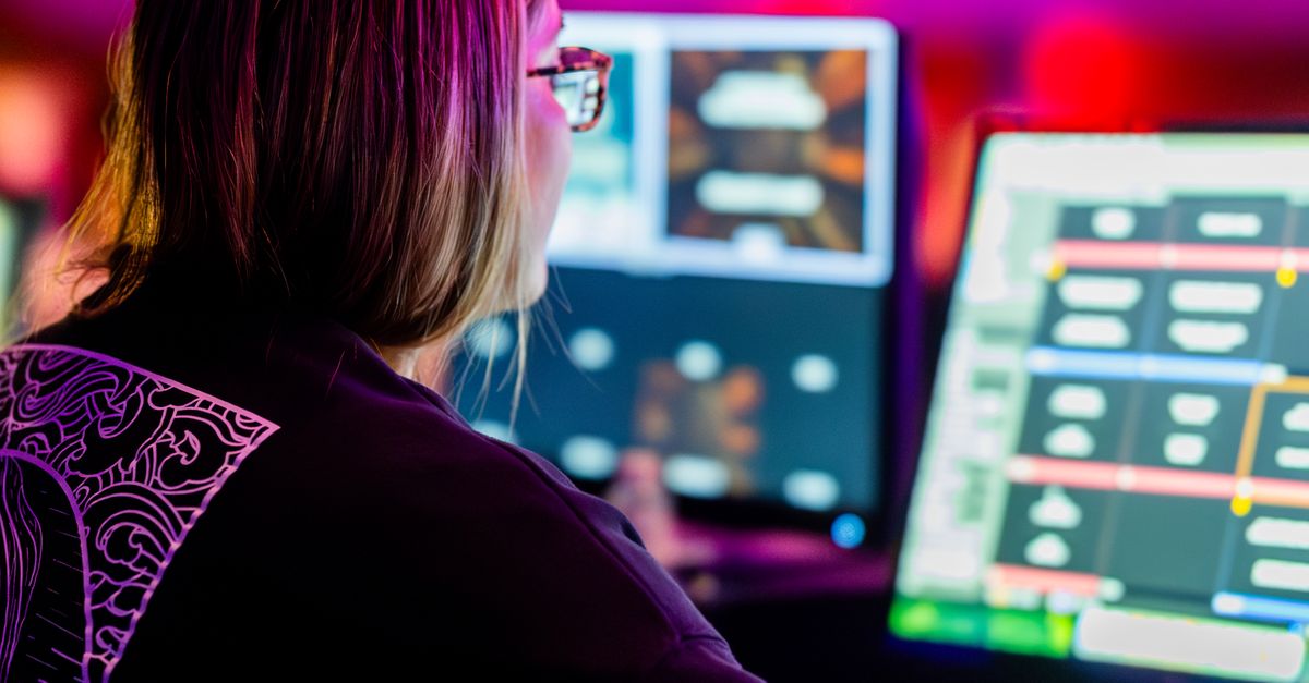 Photo Cs Programmer Female Programmer Working in Colorful Office · Free Stock Photo