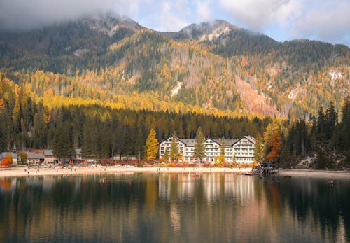 Fall’s Most Instagrammed Inns—and the Weather That Shapes Them