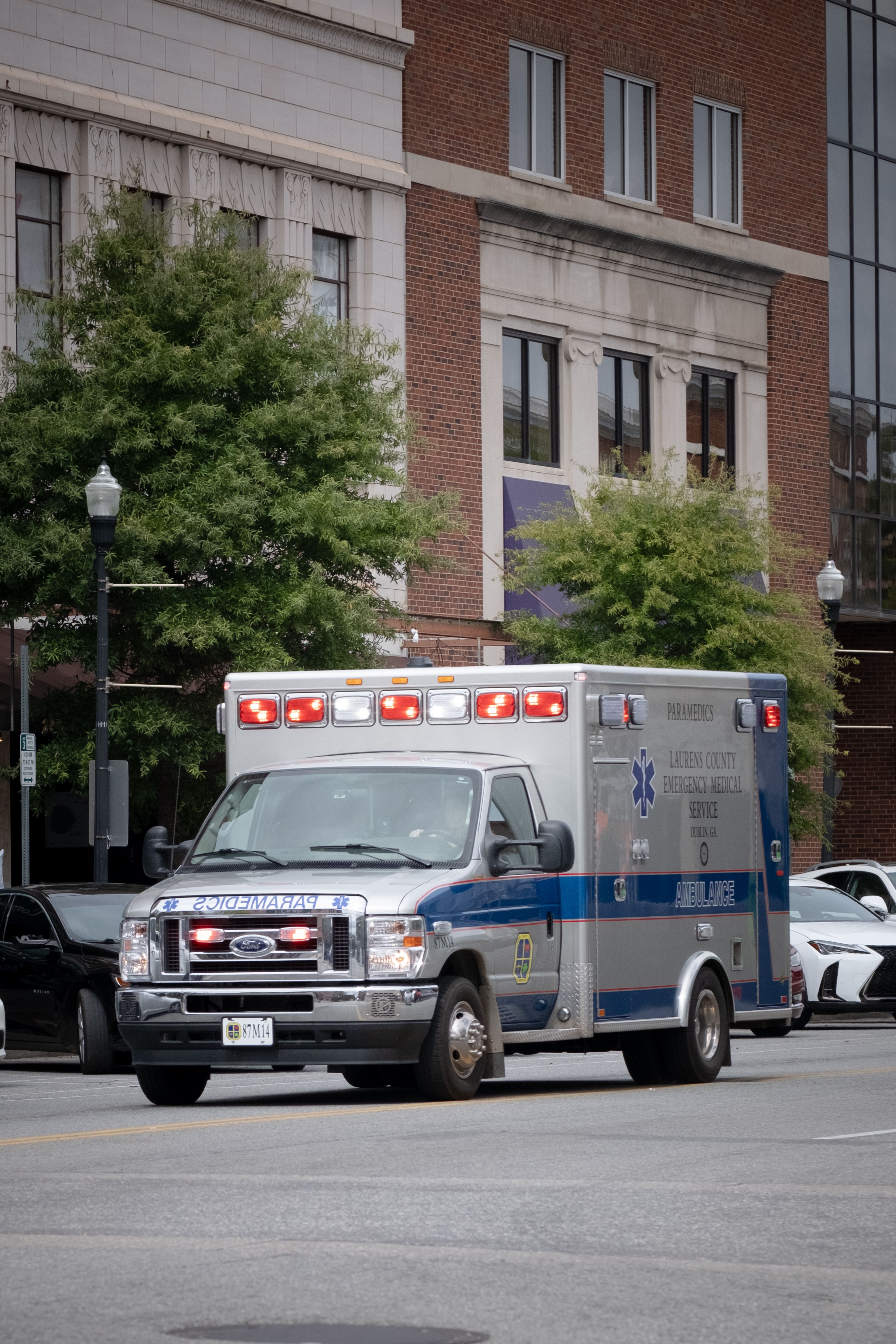 Ambulancia respondiendo a una emergencia en una calle de la ciudad