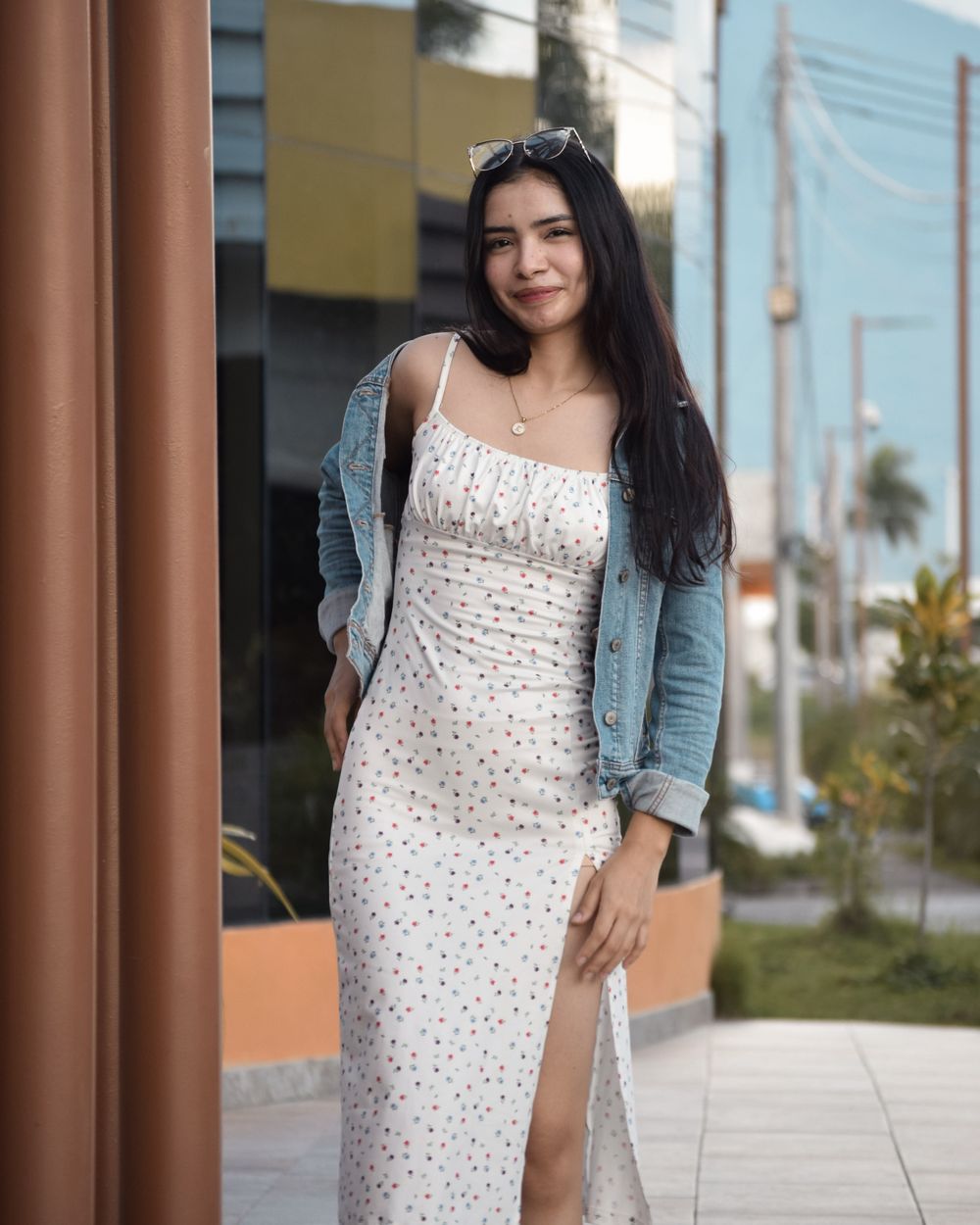 Sommerkleid und Denimjacke bei Sonnenschein